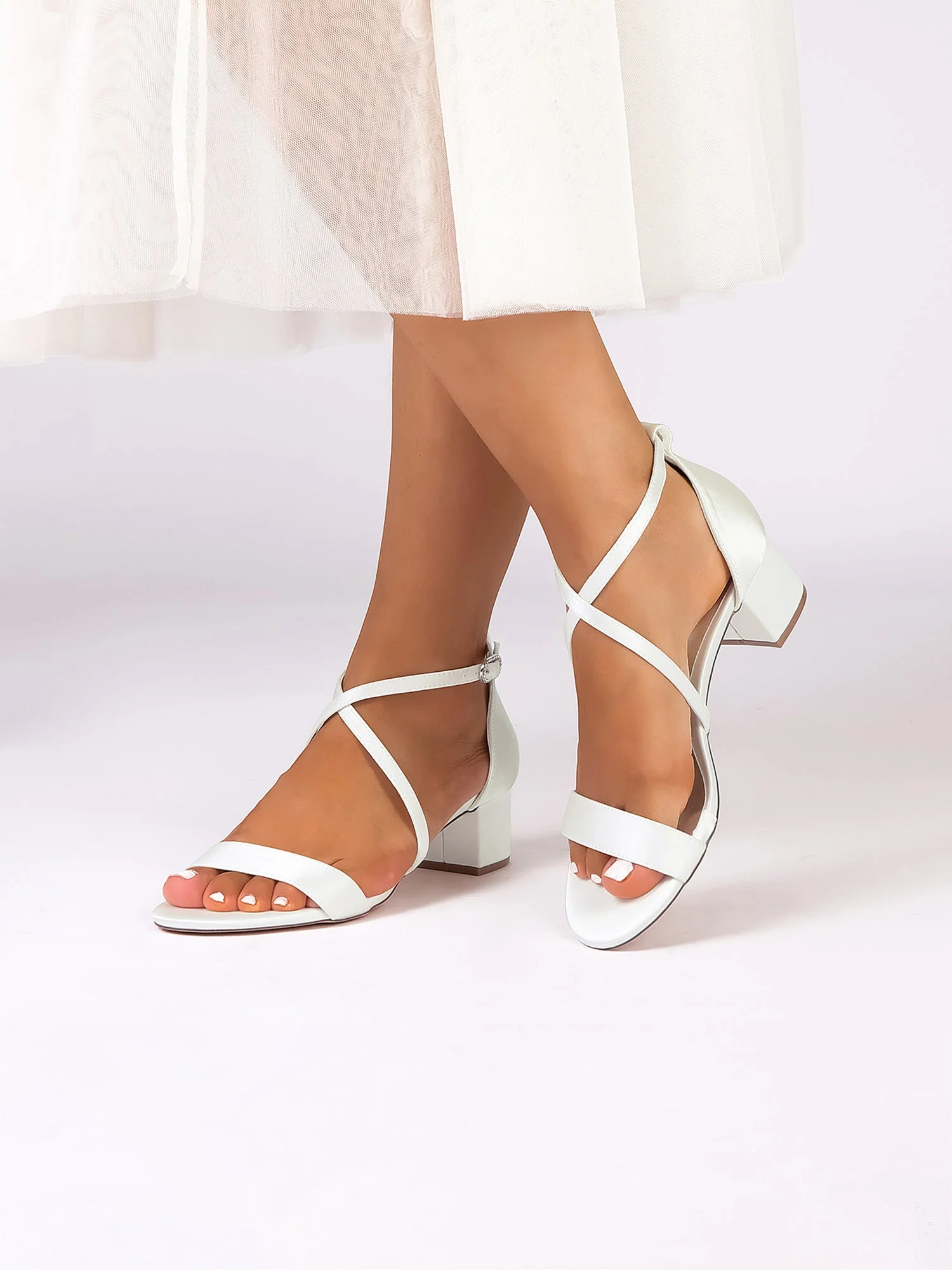 Satin-Sandalen mit Blockabsatz mit Kreuzriemen - Image 10
