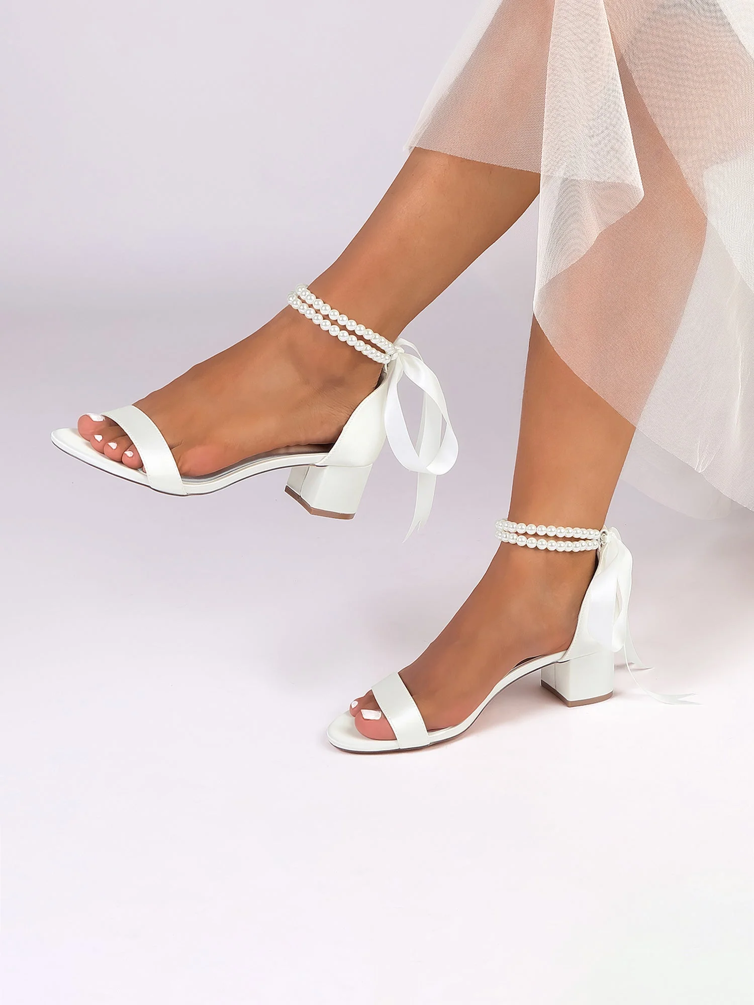 Sandalen mit Blockabsatz mit Schleife und Perlenkette - Image 11