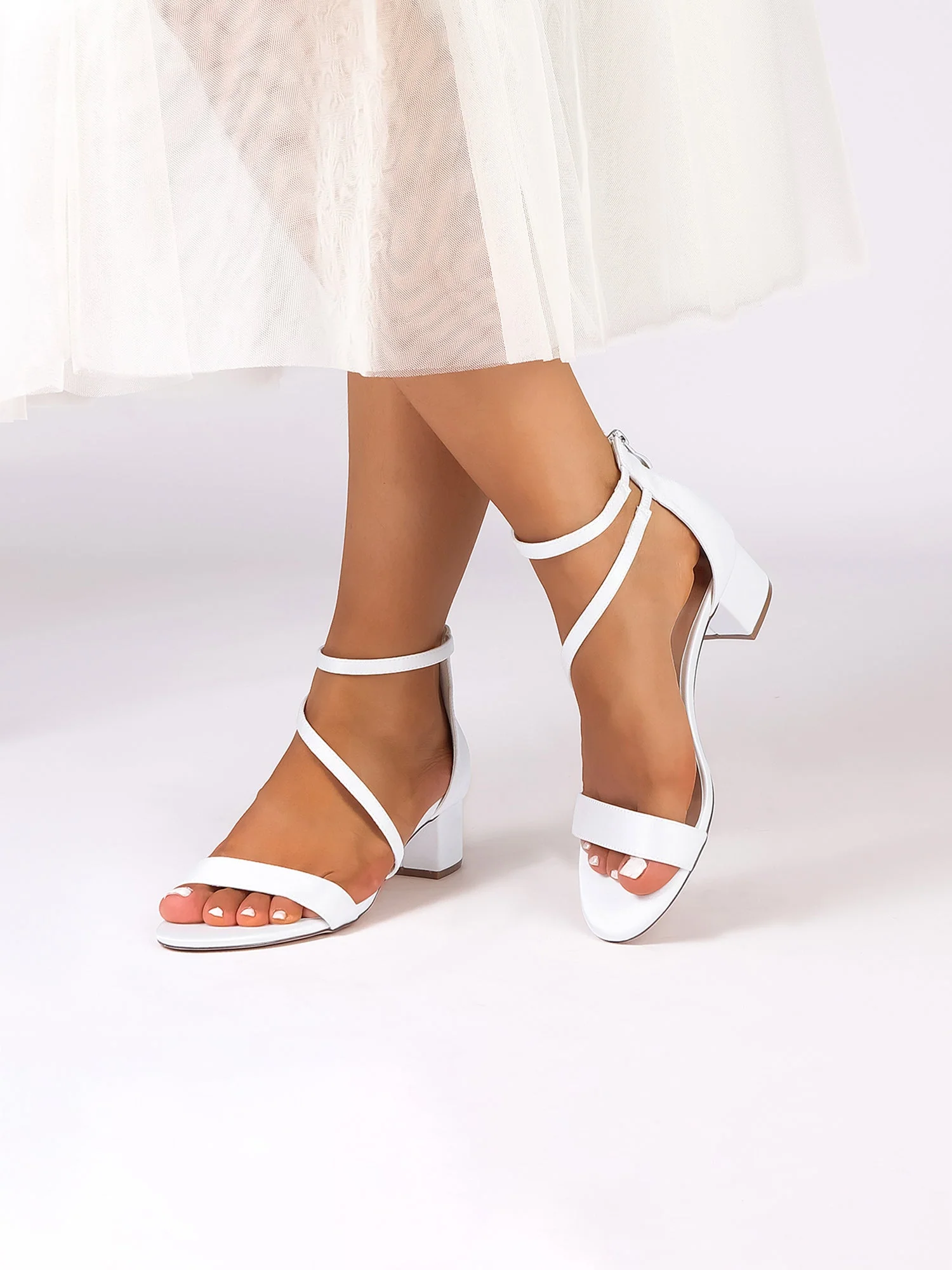 Minimalistische Satin-Sandalen mit Blockabsatz und Kreuzriemen - Image 17