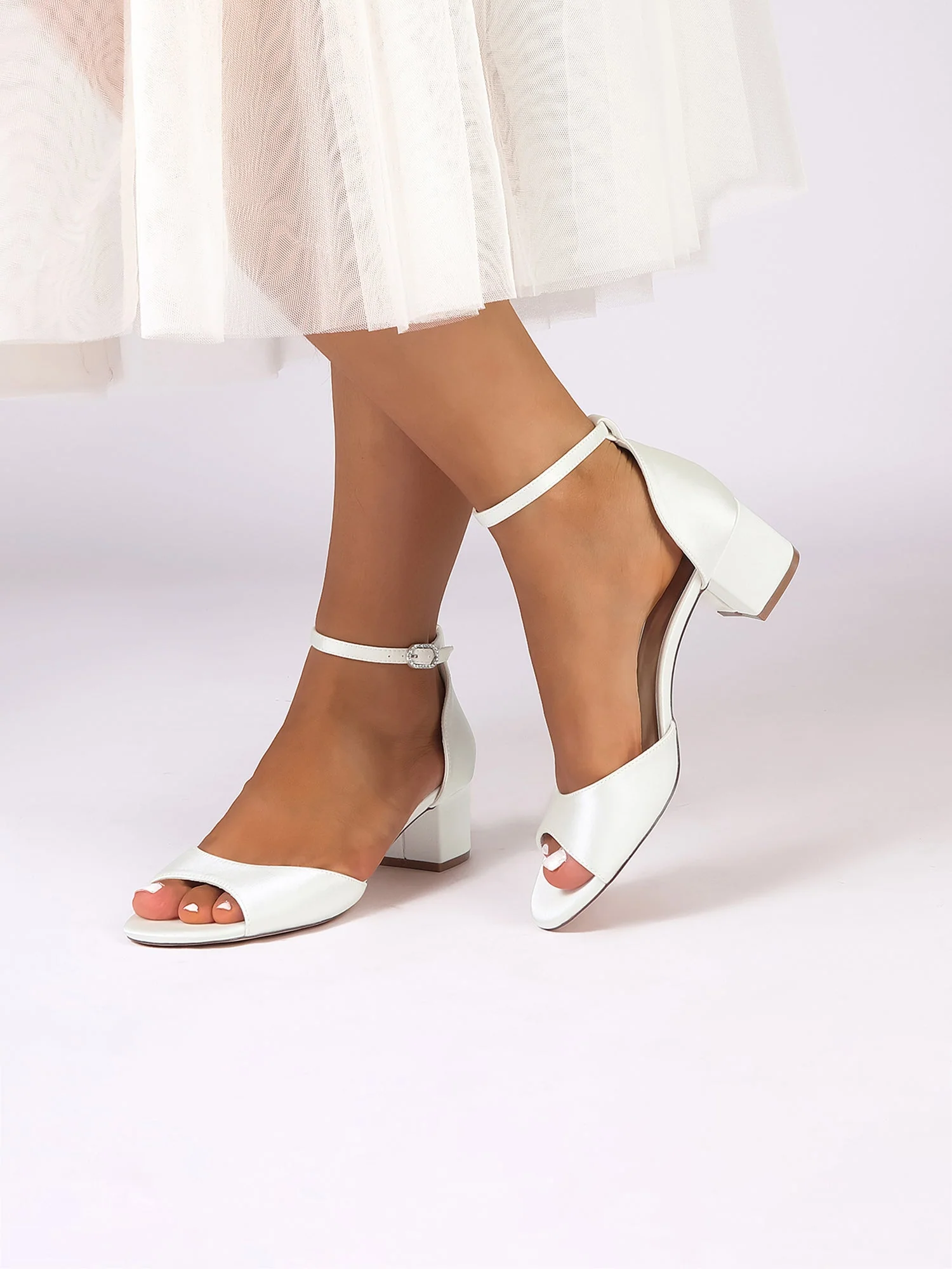 Klassische Satin-Sandalen mit Blockabsatz und Knöchelriemen - Image 10