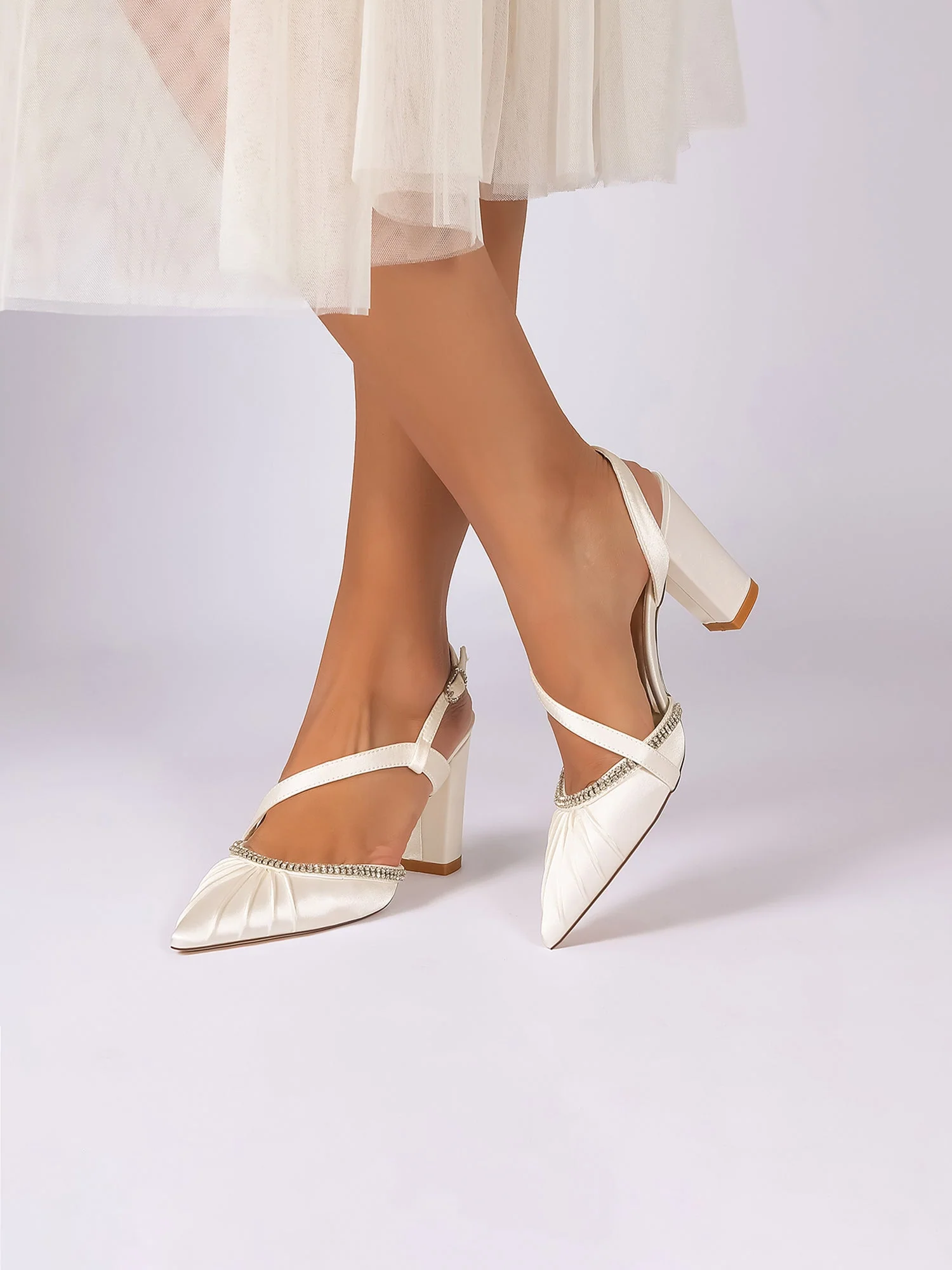 Plissierte Satin-Pumps mit Blockabsatz und Strass - Image 14