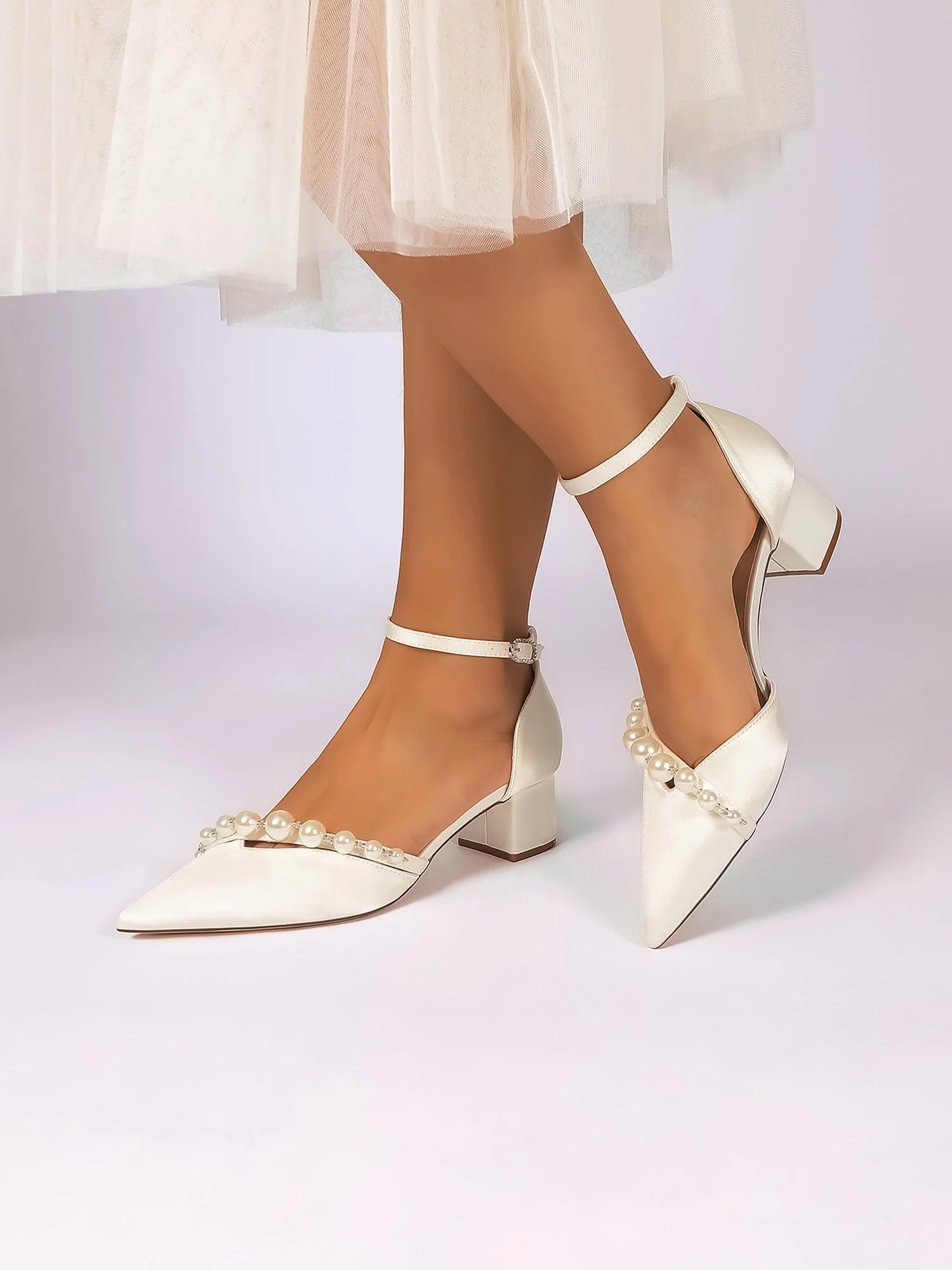 Satin Pumps mit Perlenriemen - Image 13