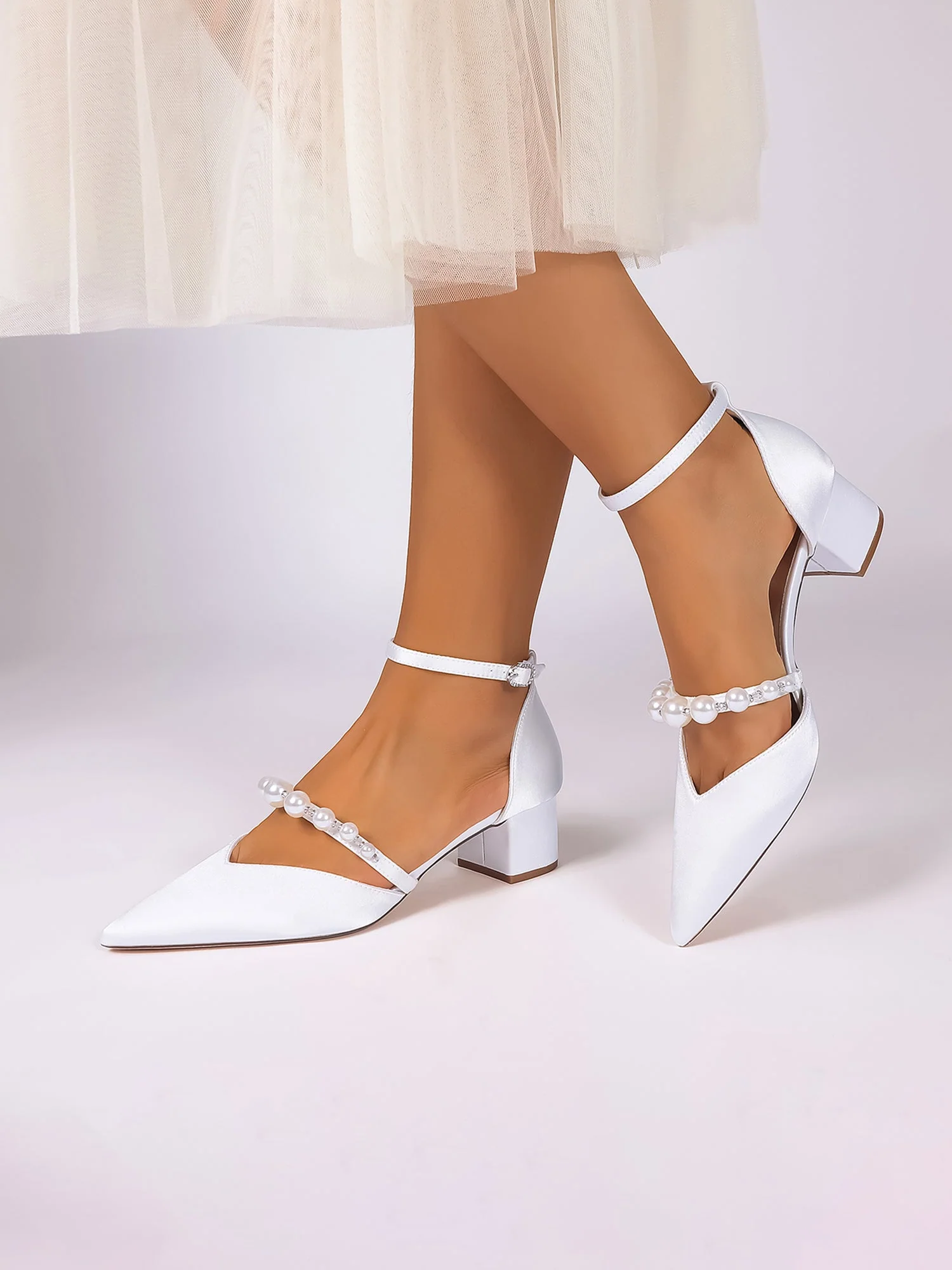 Satin Pumps mit gebogenem Perlenriemen - Image 18