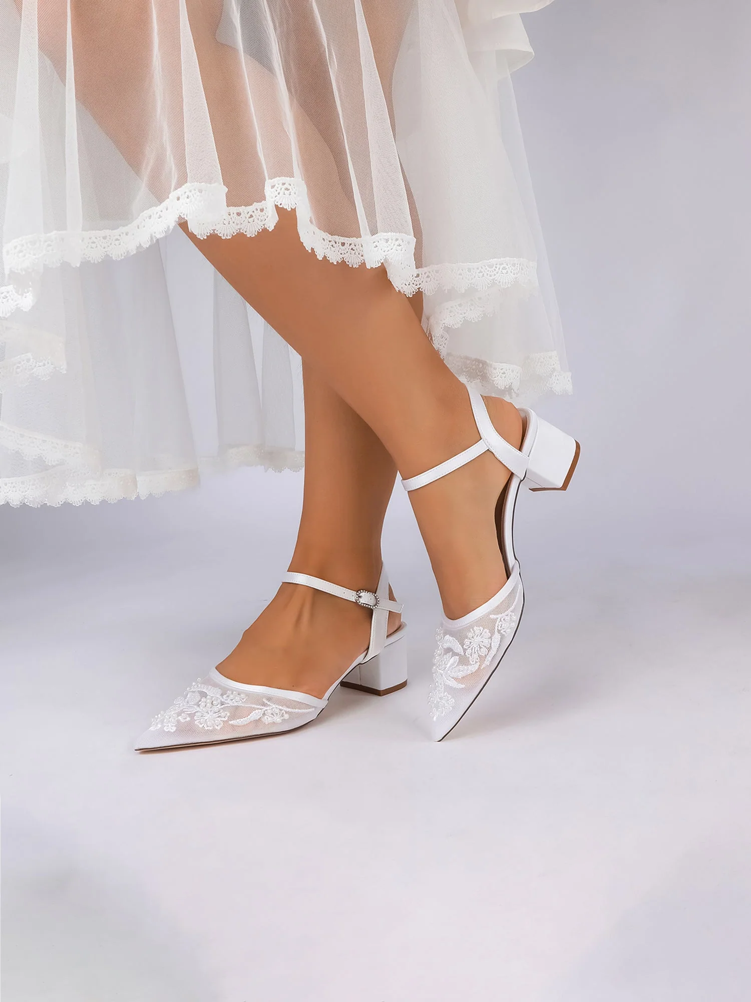 Sandaletten mit Blockabsatz aus Spitzen-Mesh und Satin - Image 12