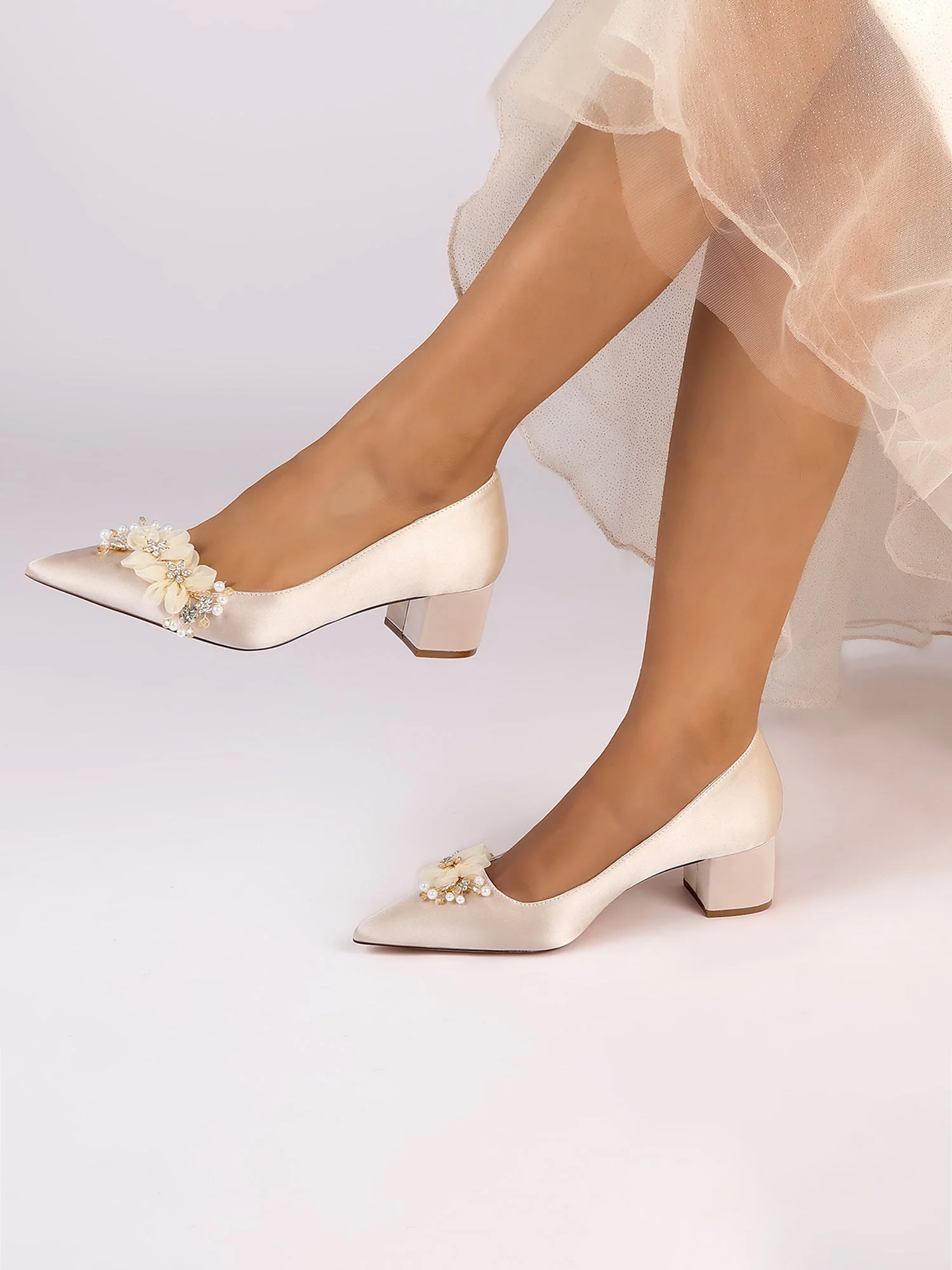 Pumps mit spitzer Kappe mit Blumen und Perlen - Image 11