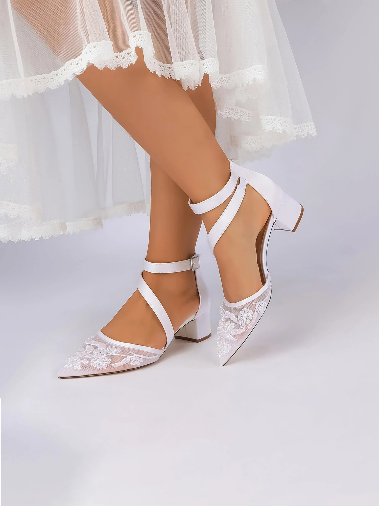 Pumps mit Blockabsatz und Diagonalriemen aus Spitzen-Mesh - Image 12