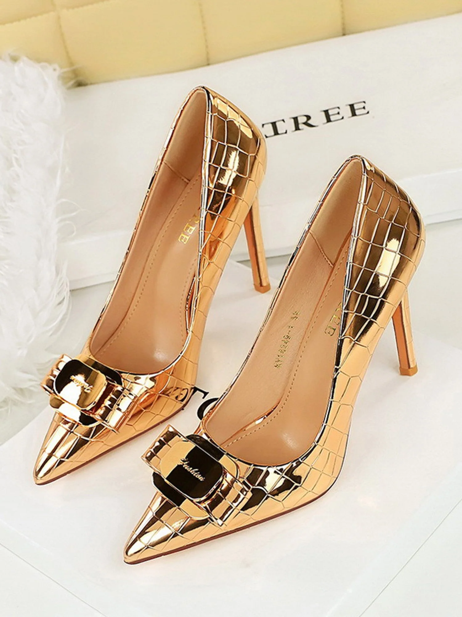 Einfache Slip-On-Schuhe aus Kunstleder mit hohem Absatz und spitzer Spitze - Image 11