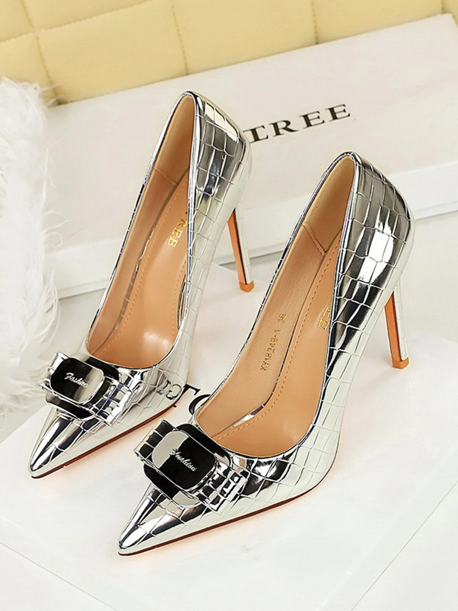 Einfache Slip-On-Schuhe aus Kunstleder mit hohem Absatz und spitzer Spitze - Image 4