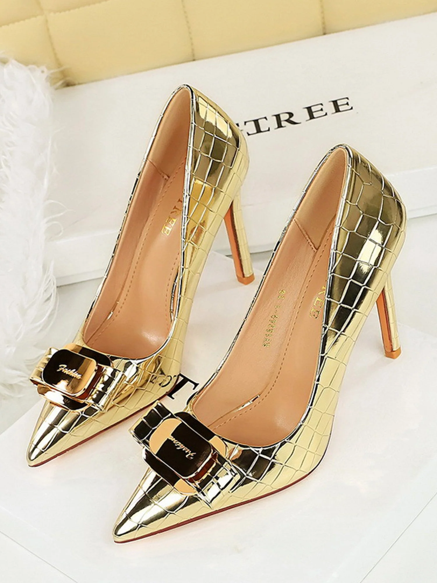 Einfache Slip-On-Schuhe aus Kunstleder mit hohem Absatz und spitzer Spitze - Image 6