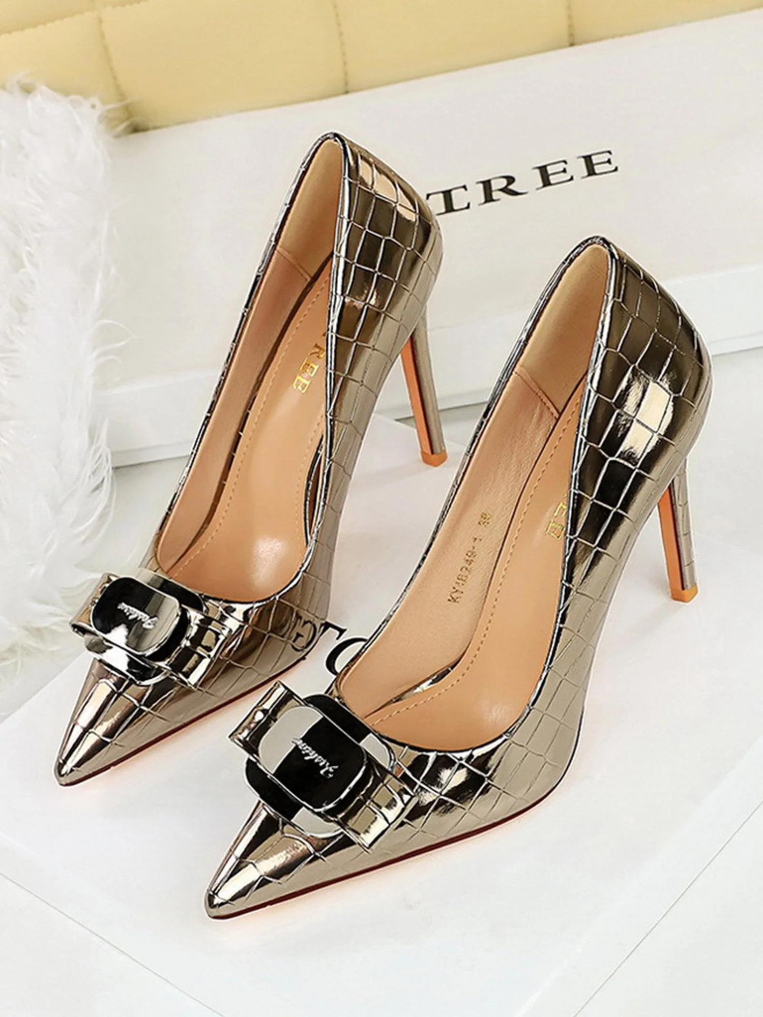 Einfache Slip-On-Schuhe aus Kunstleder mit hohem Absatz und spitzer Spitze - Image 8