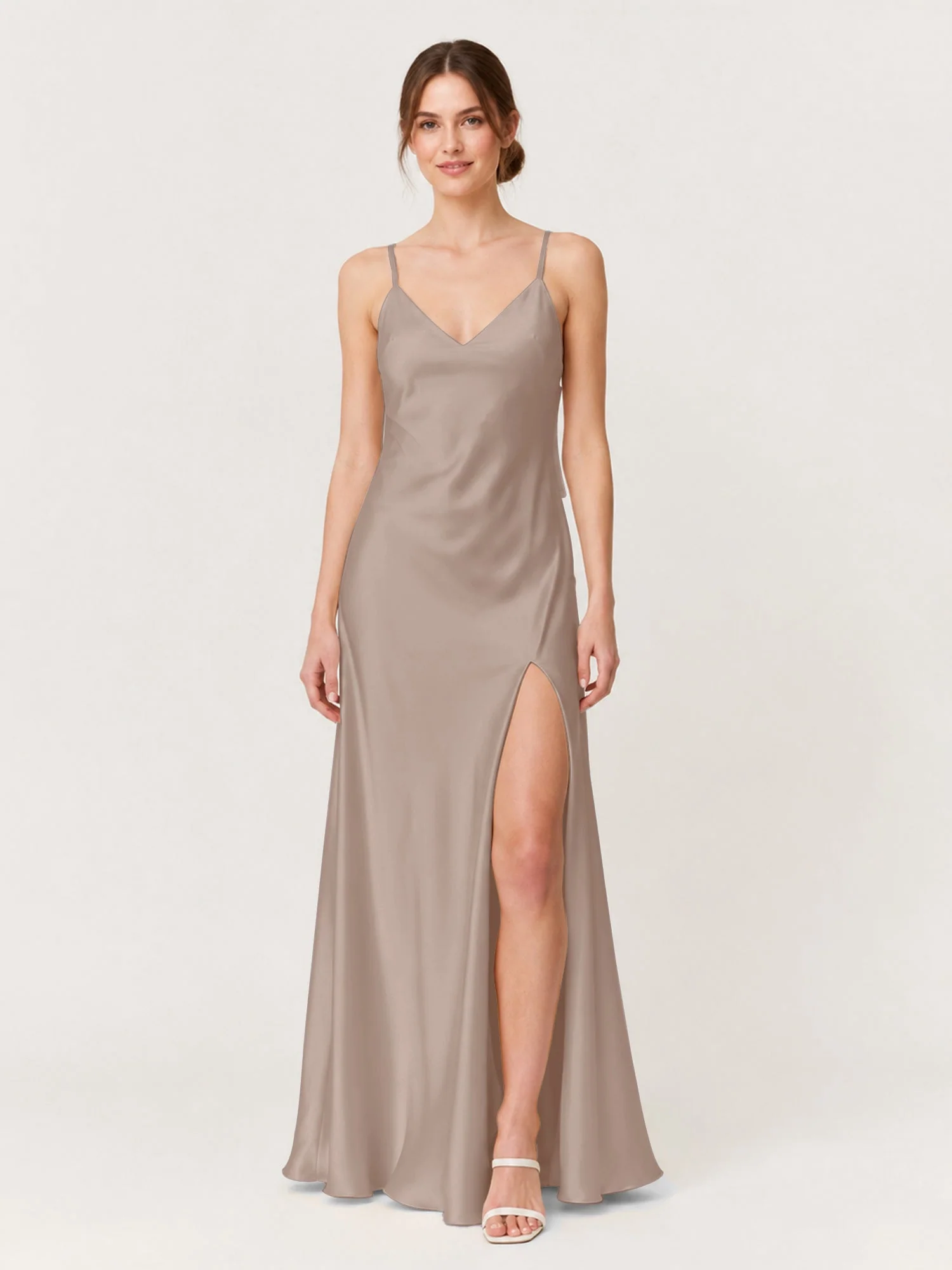 Satin Maxikleid mit Spaghettiträgern und Schleifendetail am Rücken Taupe