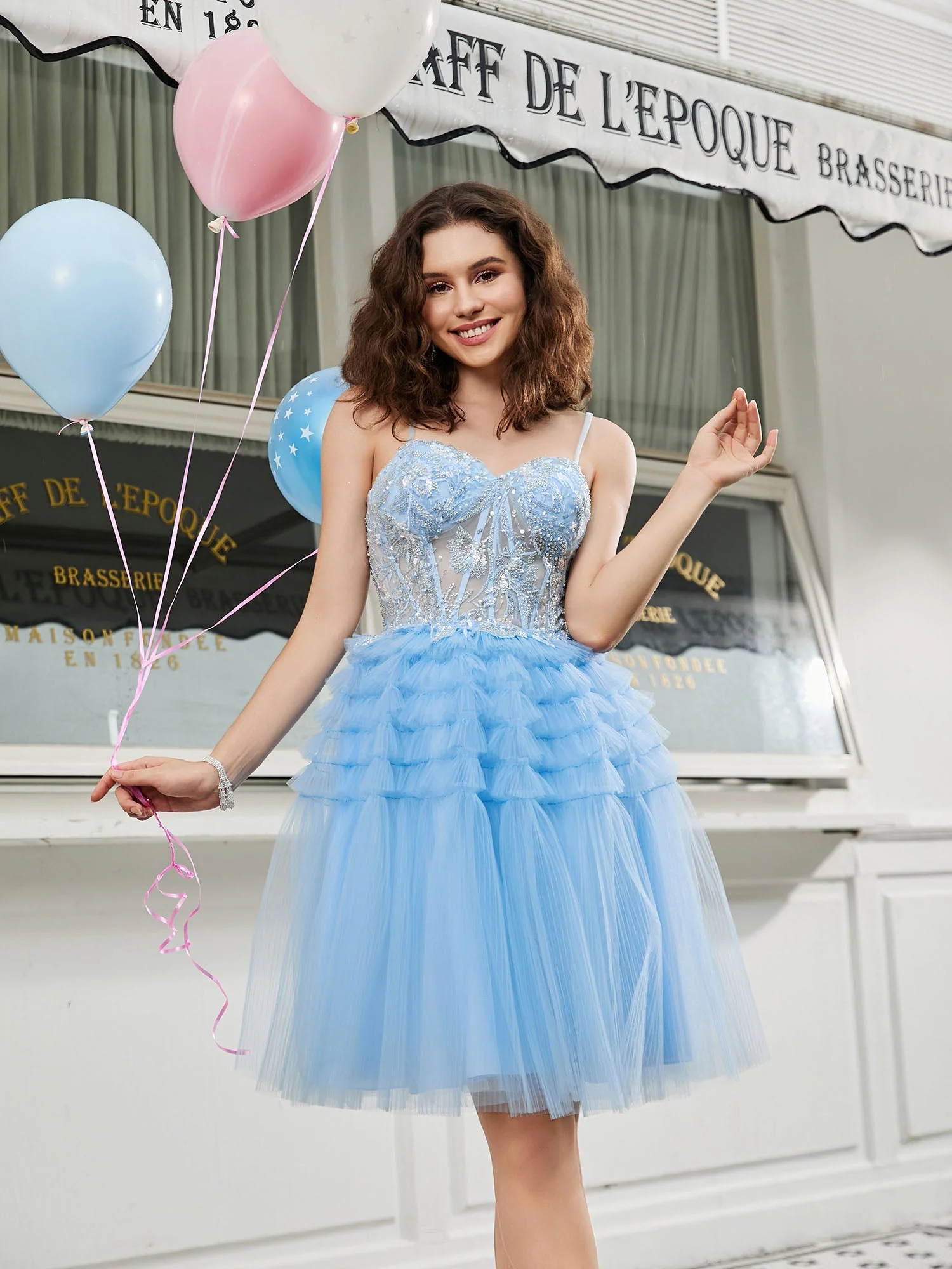Gestuftes Durchsichtiges Appliziertes Oberteil Perlenbesetztes Kurzes Kleid Himmelblau