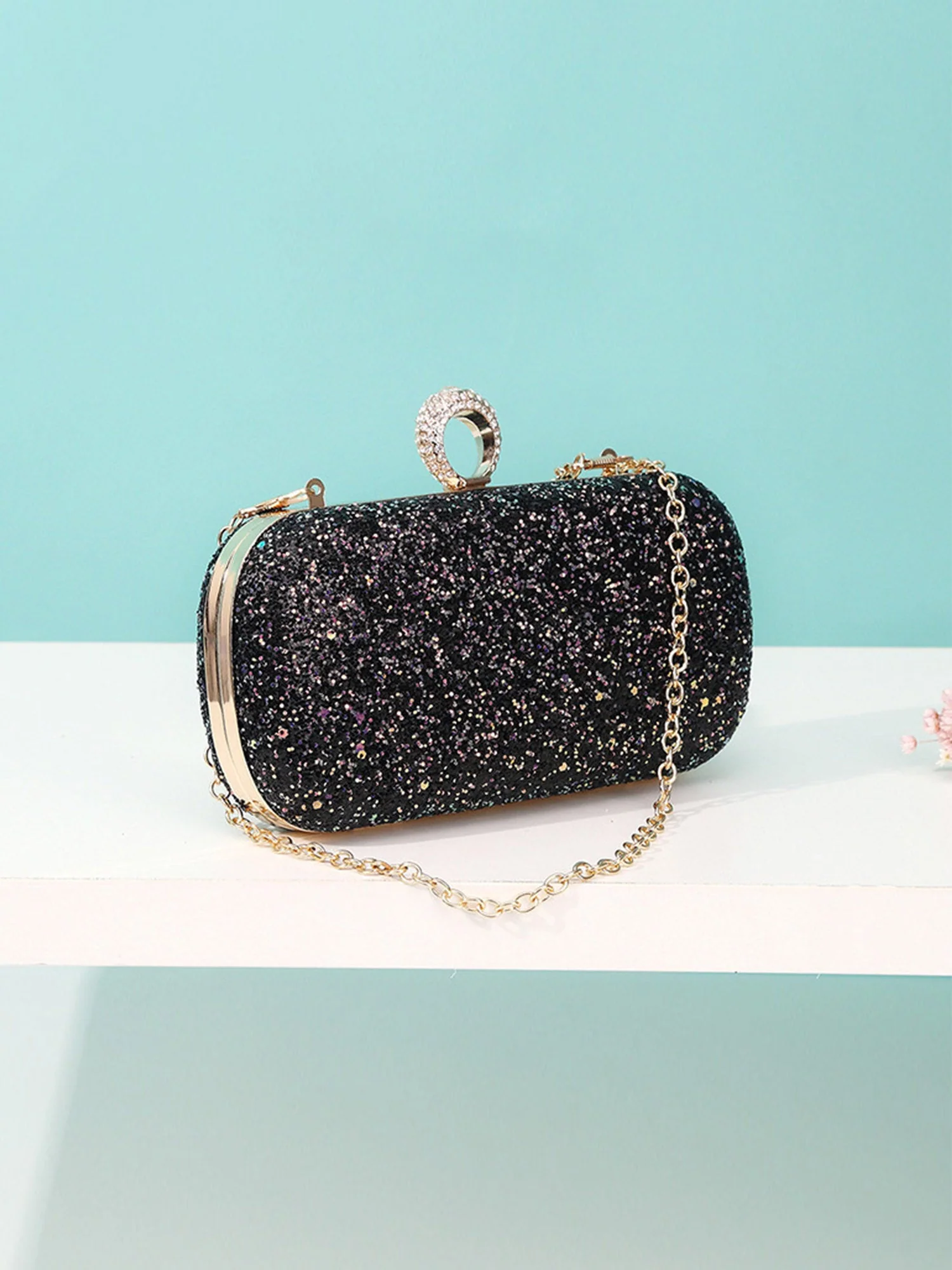 Glitzernde matte Abendclutch mit Strasssteinen