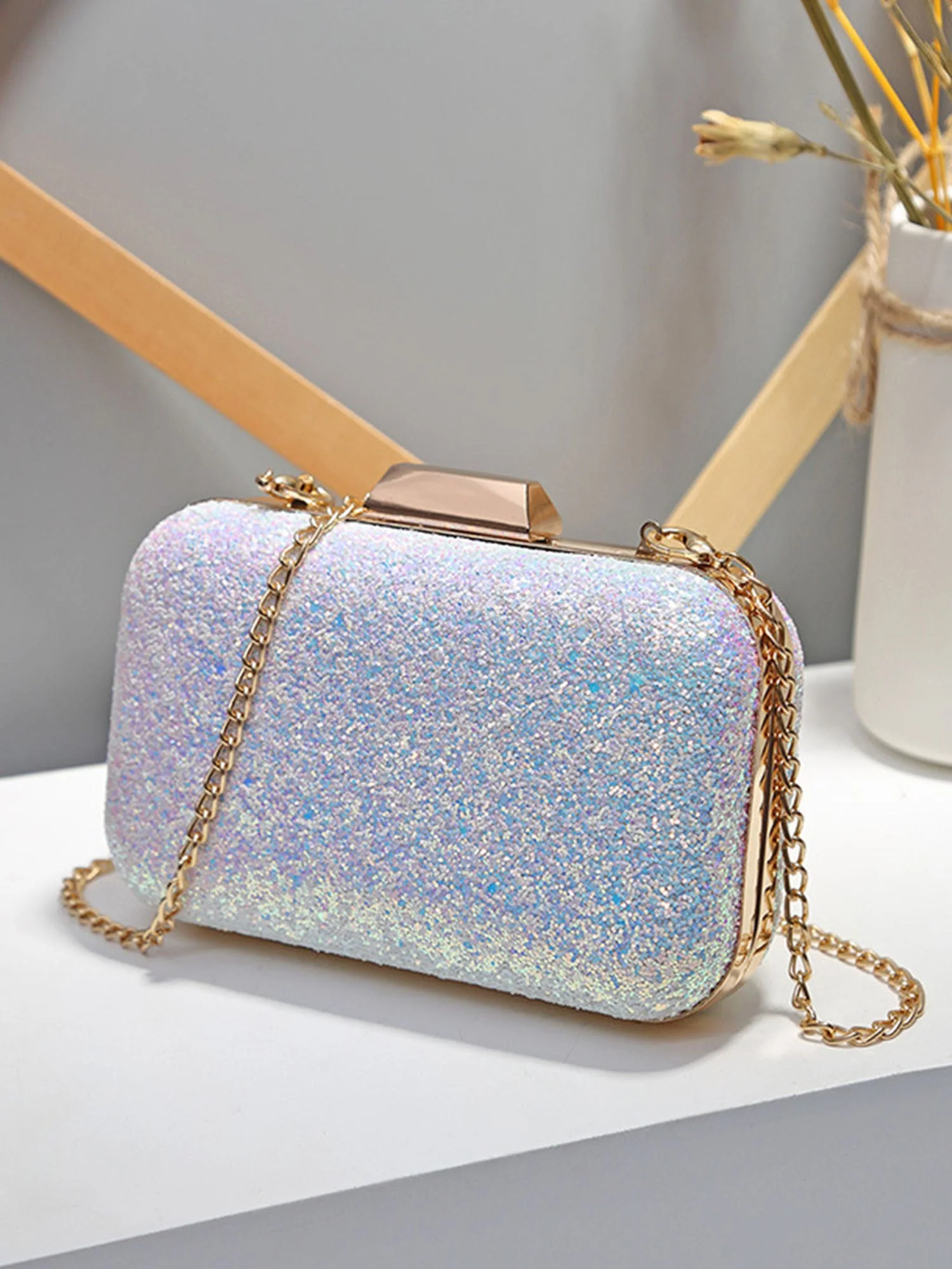 Glitzernde matte Clutch mit eckiger Kette