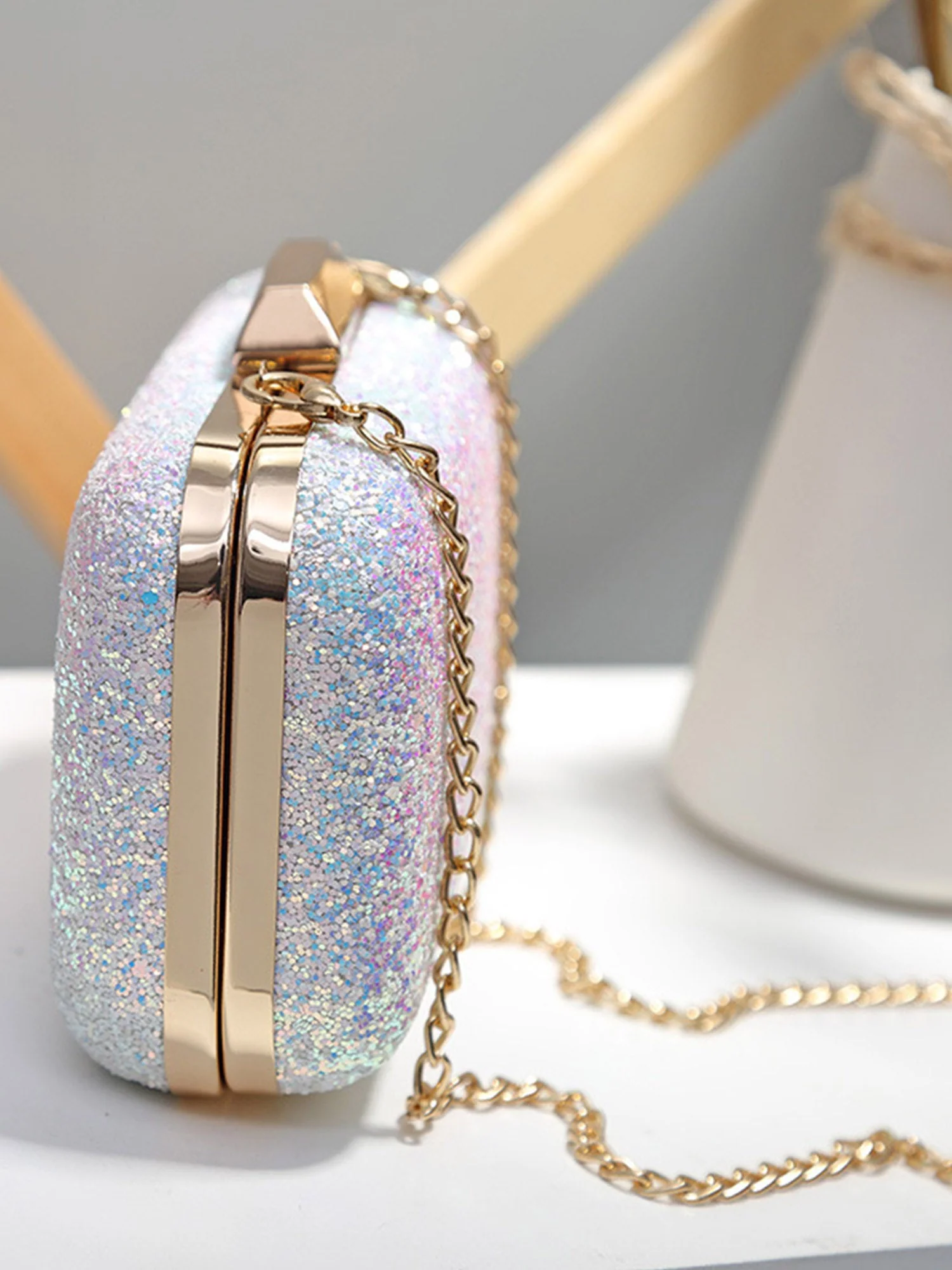 Glitzernde matte Clutch mit eckiger Kette - Image 2