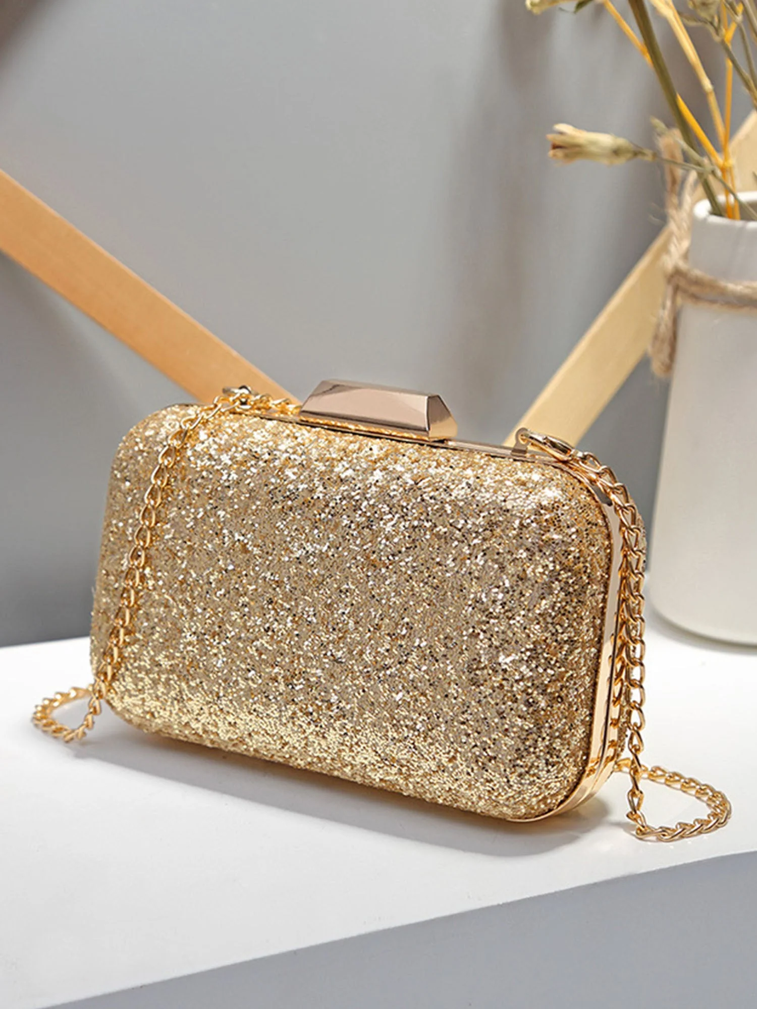 Glitzernde matte Clutch mit eckiger Kette - Image 4