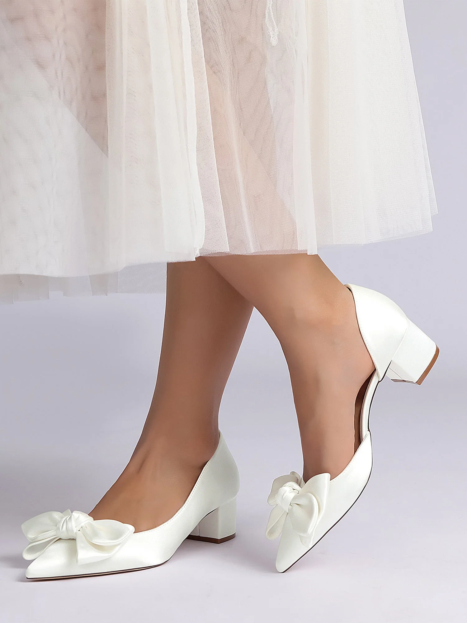 Hochzeitsschuhe mit spitzer Kappe, niedrigem Blockabsatz und Schleife - Image 8
