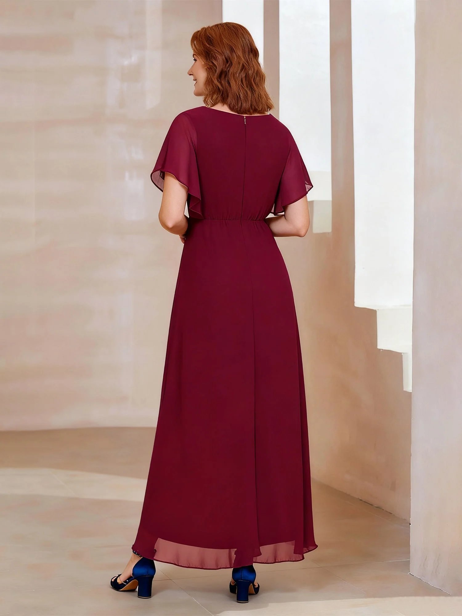 Chiffon Hoch-Niedrig Kleid mit V-Ausschnitt und Perlen Taille Bonbonrosa - Image 2