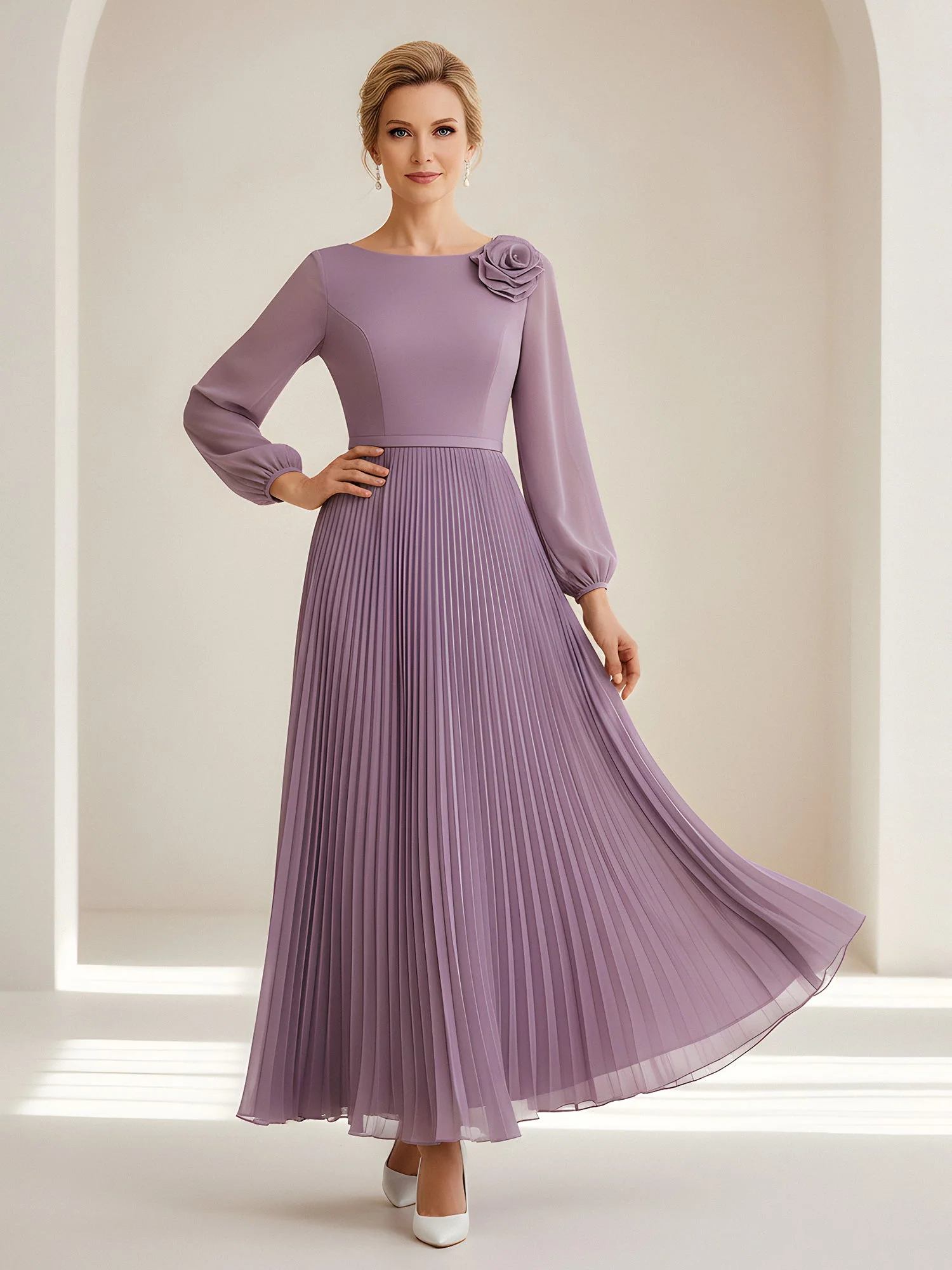 Plissiertes Abendkleid mit floralem Akzent und transparenten Ärmeln Regentschaft