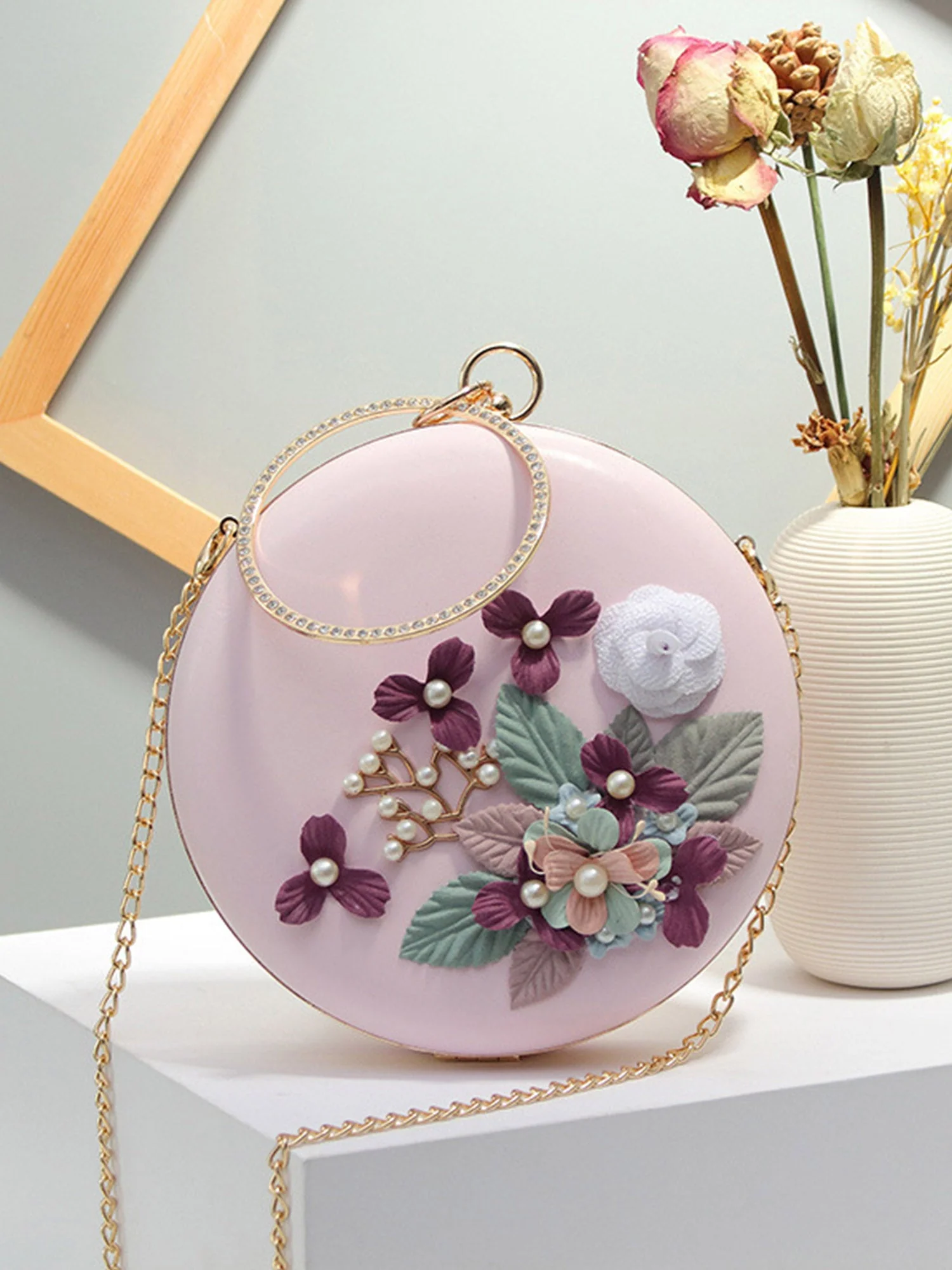 Kleine runde Tasche mit Blumen-, Diamanten- und Perlendetails - Image 3