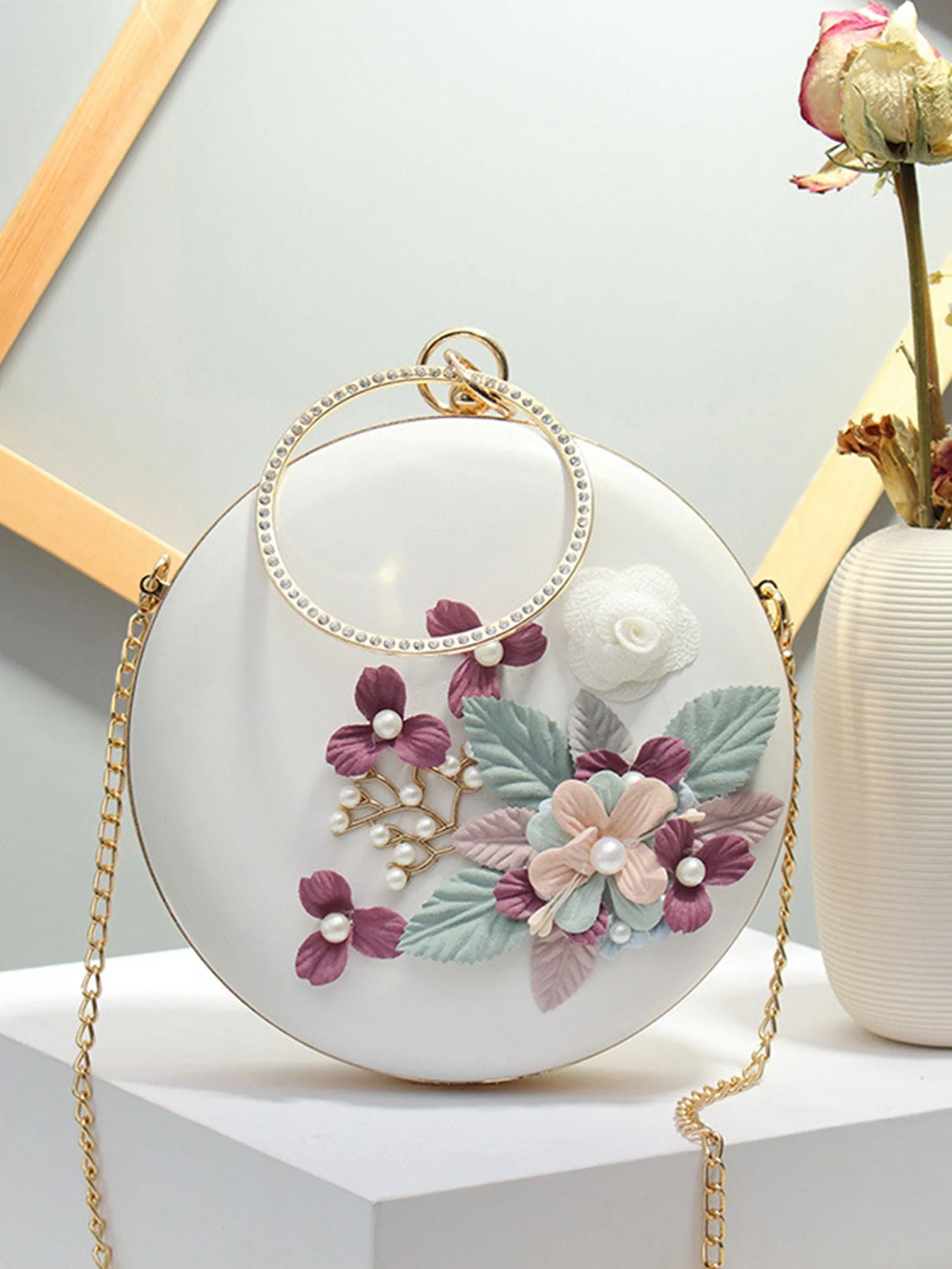 Kleine runde Tasche mit Blumen-, Diamanten- und Perlendetails - Image 4