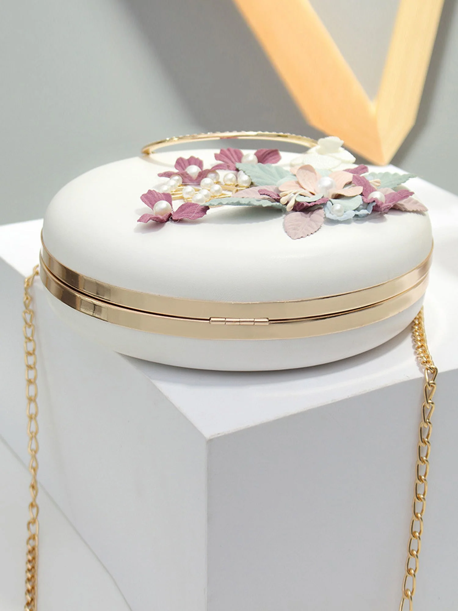 Kleine runde Tasche mit Blumen-, Diamanten- und Perlendetails - Image 6