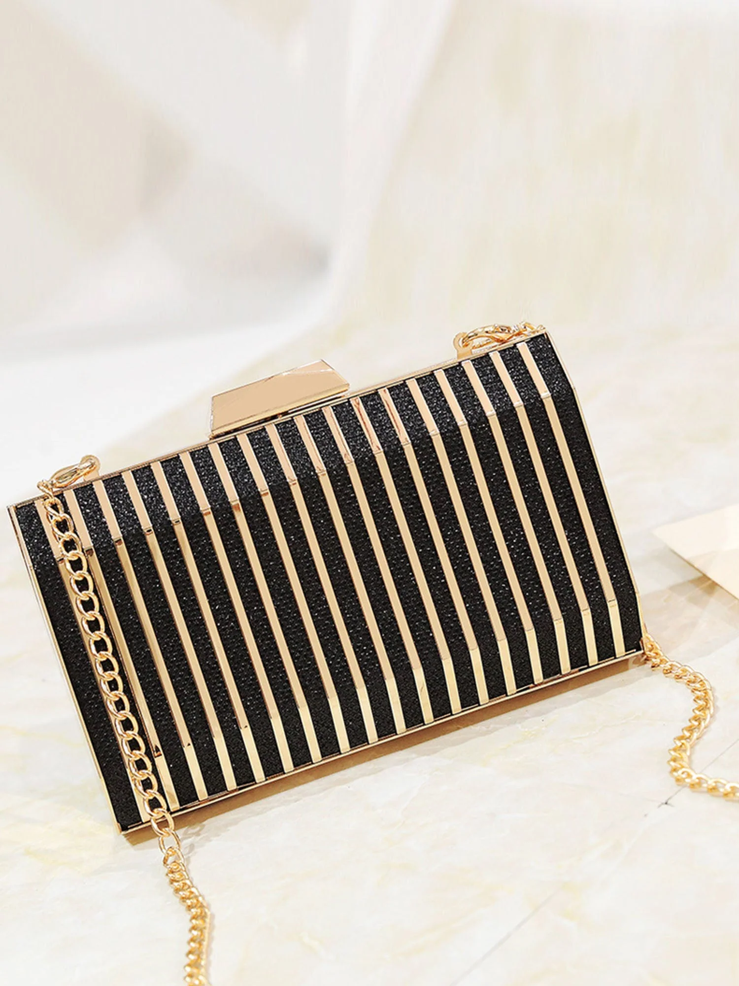 Metallische Abendtasche mit durchbrochenem Design