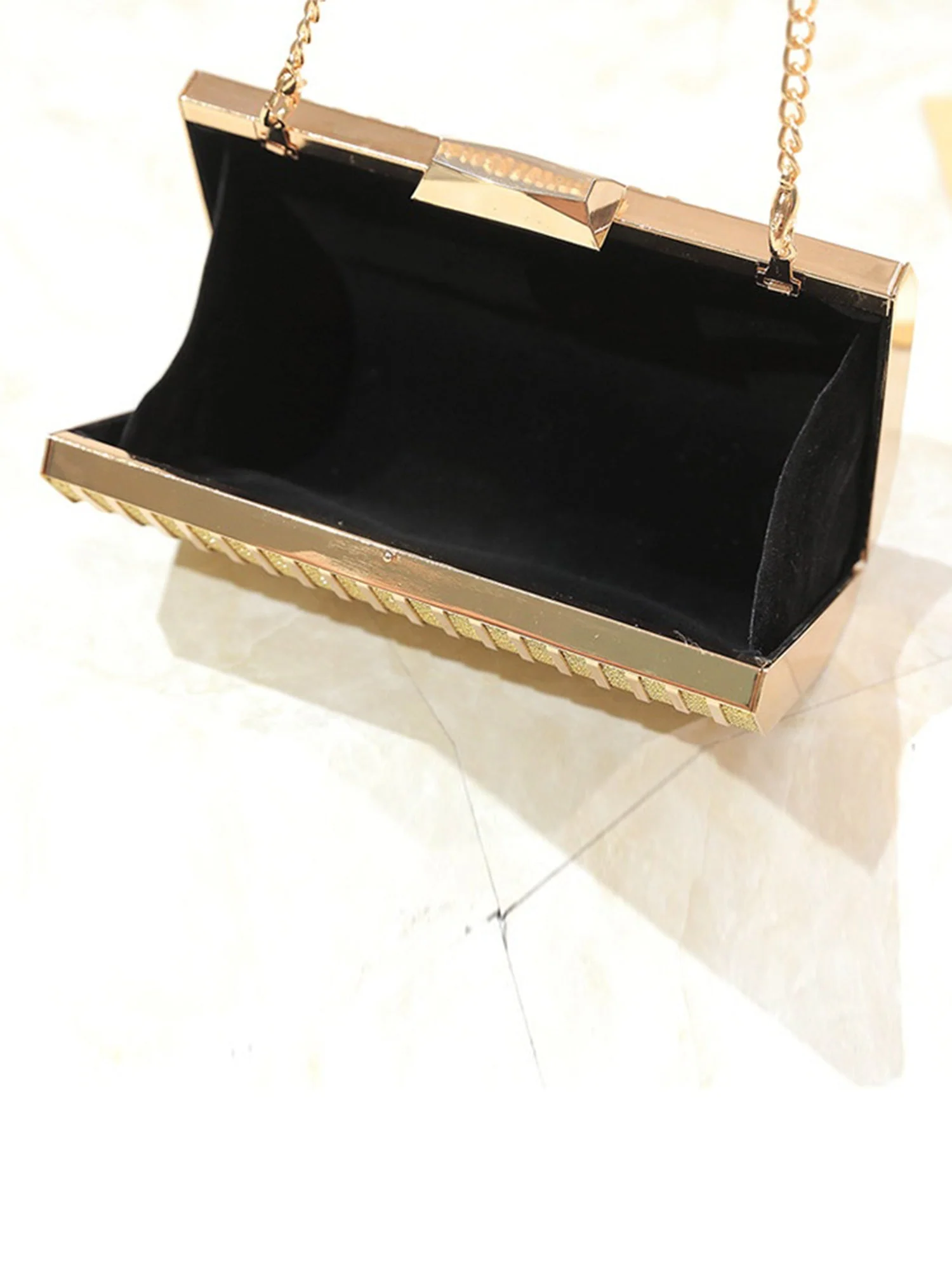 Metallische Abendtasche mit durchbrochenem Design - Image 2