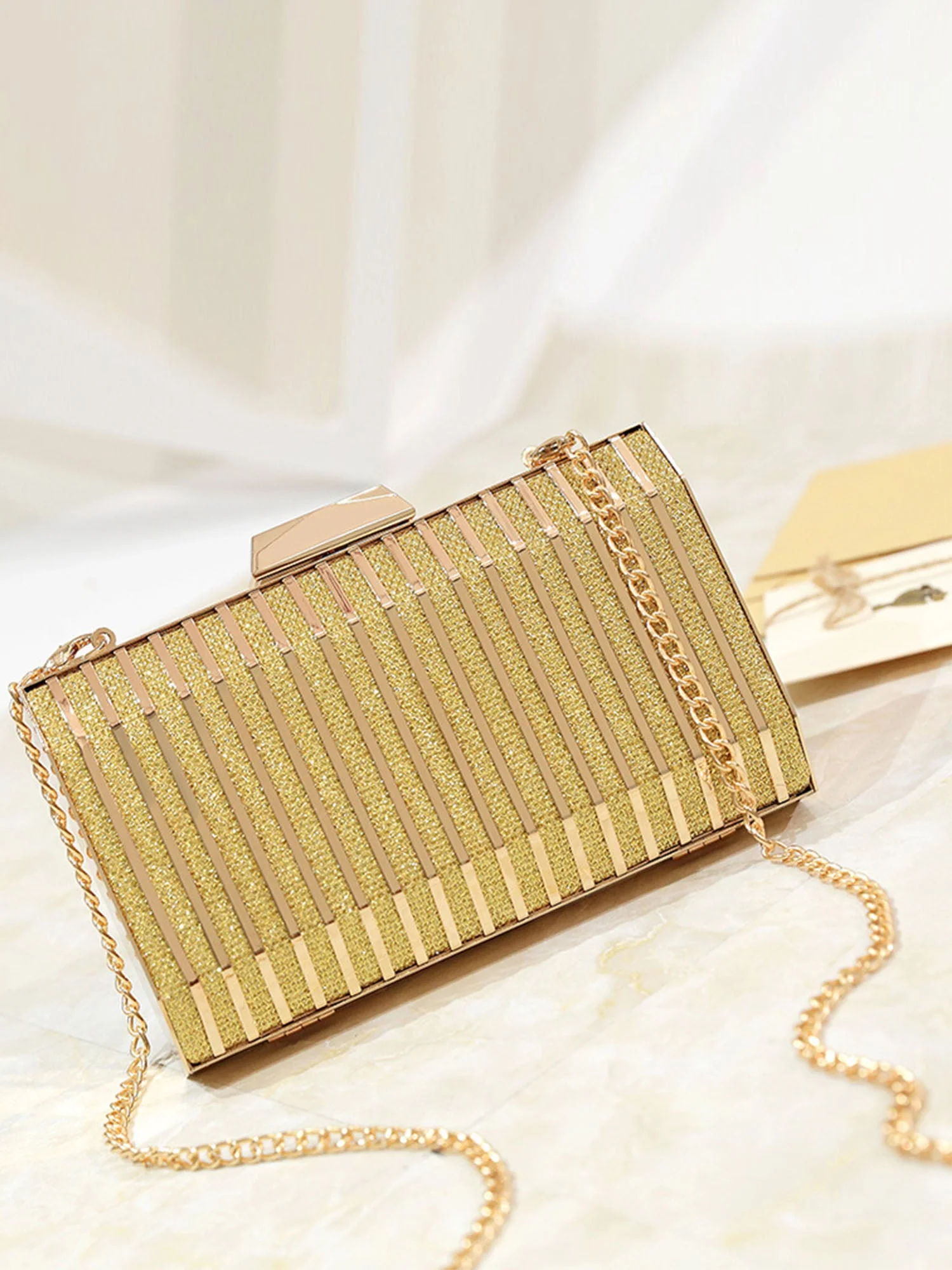 Metallische Abendtasche mit durchbrochenem Design - Image 3