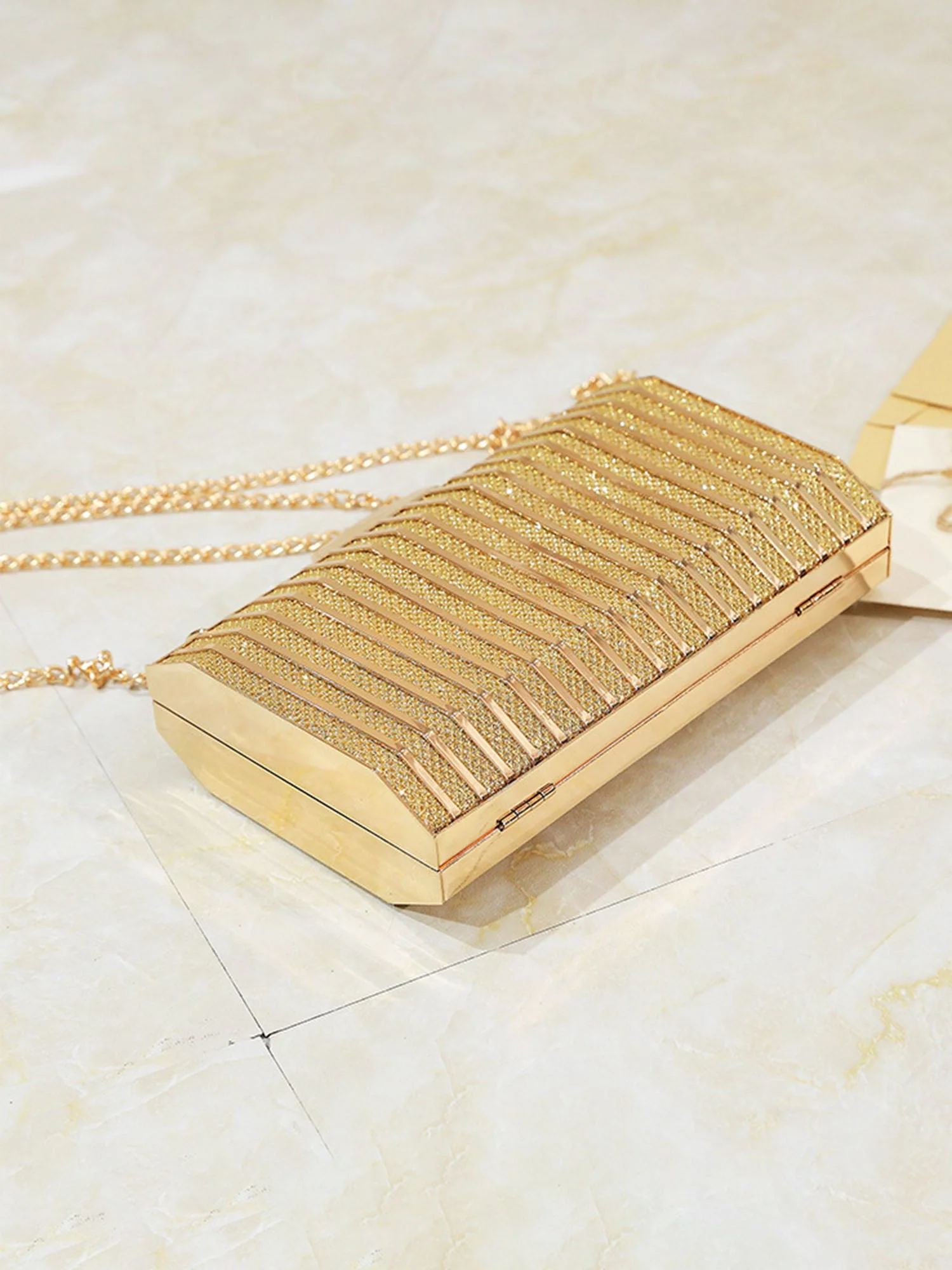 Metallische Abendtasche mit durchbrochenem Design - Image 5