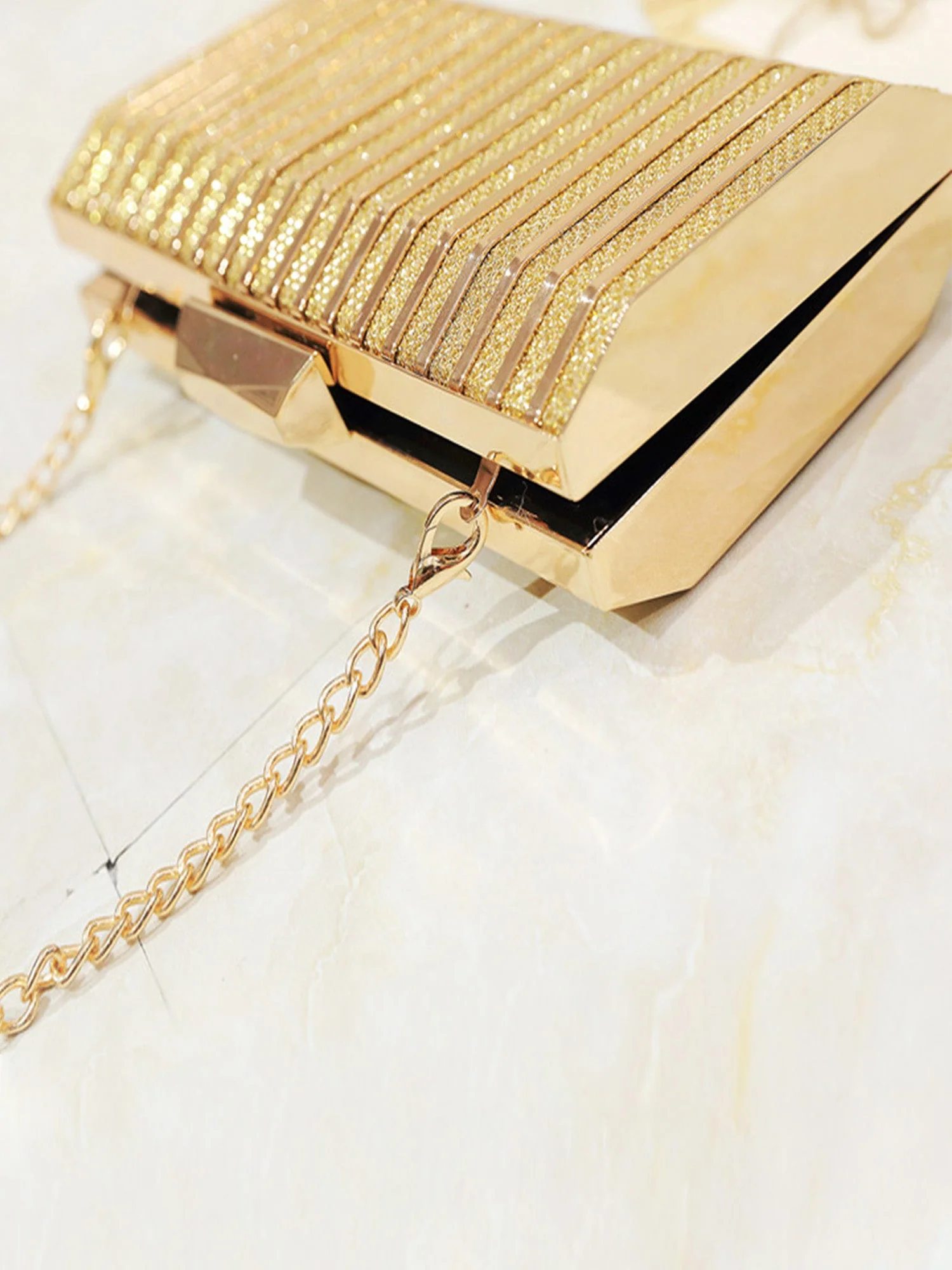 Metallische Abendtasche mit durchbrochenem Design - Image 7
