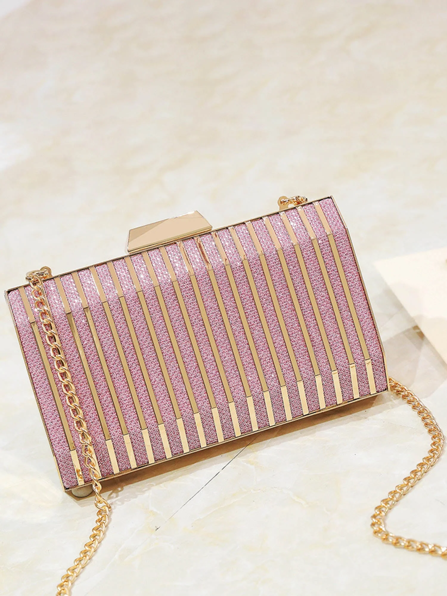 Metallische Abendtasche mit durchbrochenem Design - Image 8