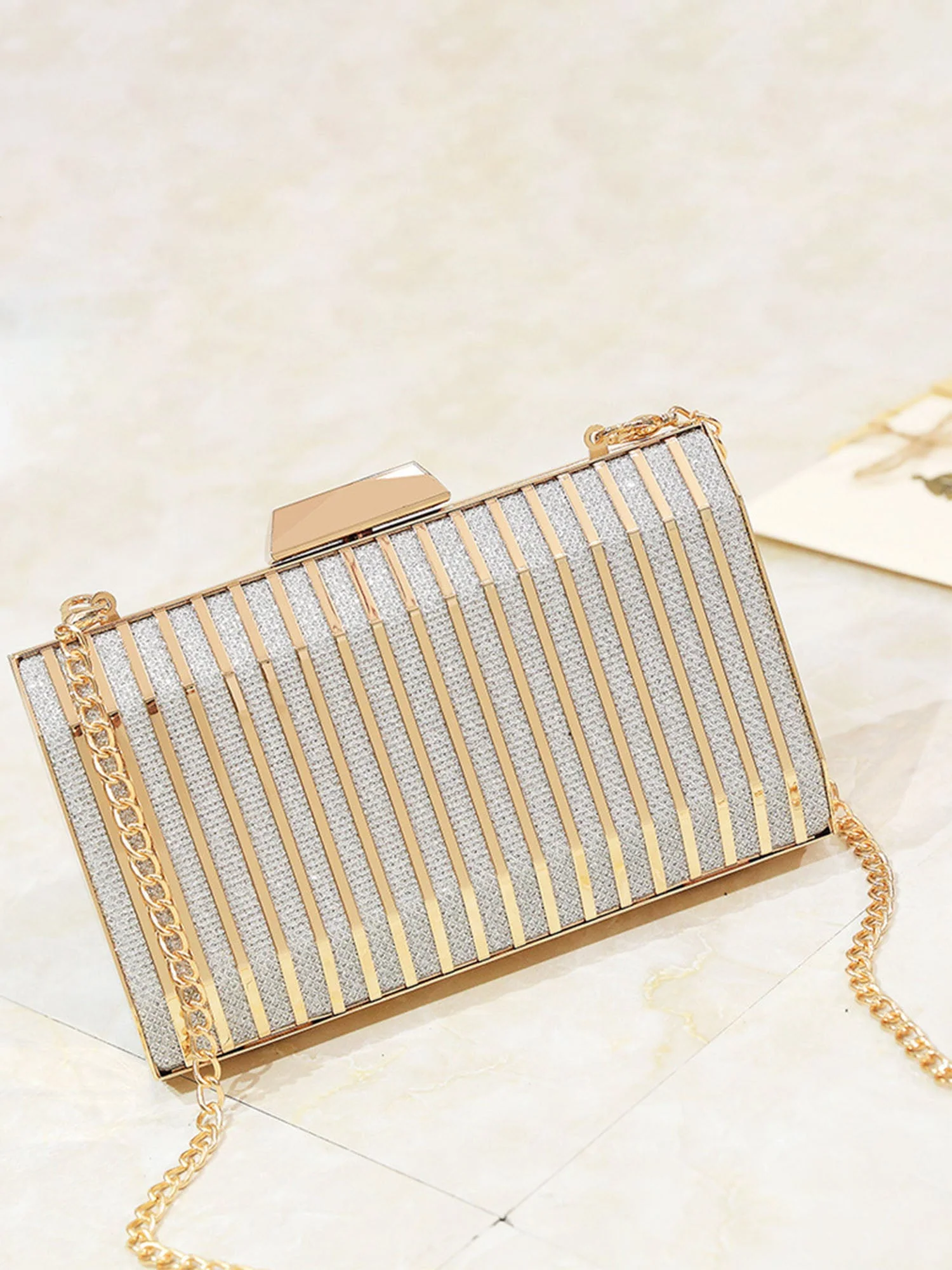 Metallische Abendtasche mit durchbrochenem Design - Image 9