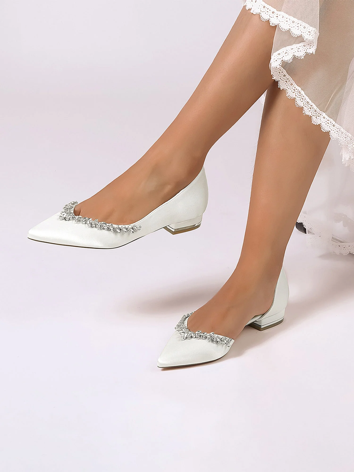 Retro Slingback-Pumps mit spitzer Zehenpartie und dicker Sohle aus Kunstseide mit Kristallen - Image 2
