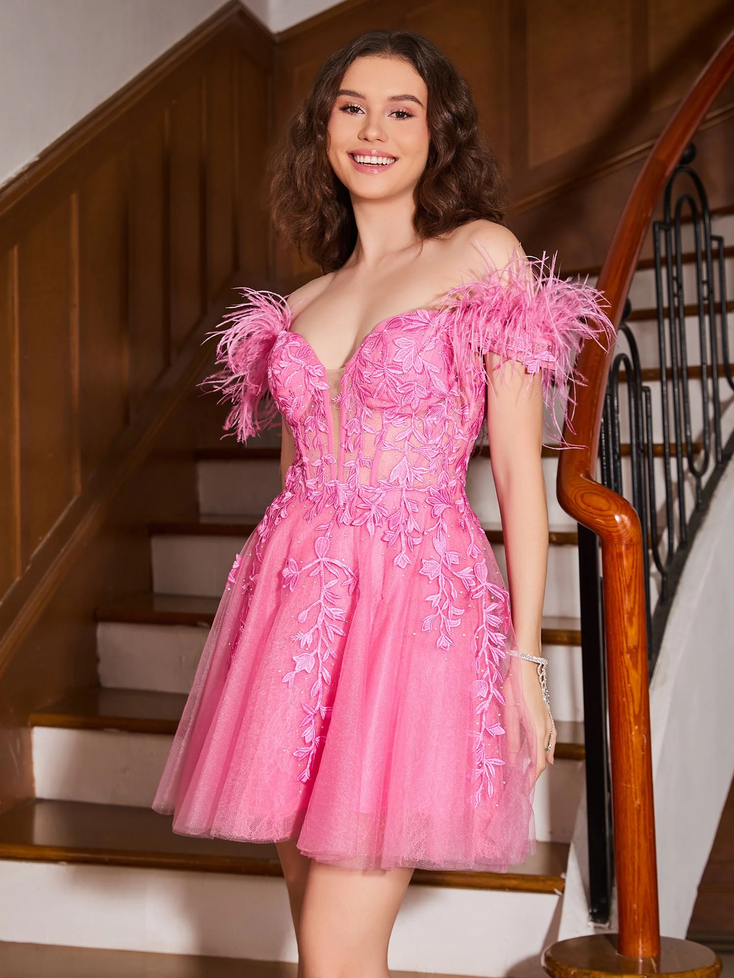 Schulterfreies Cocktailkleid mit Federnverzierung Azalee - Image 3
