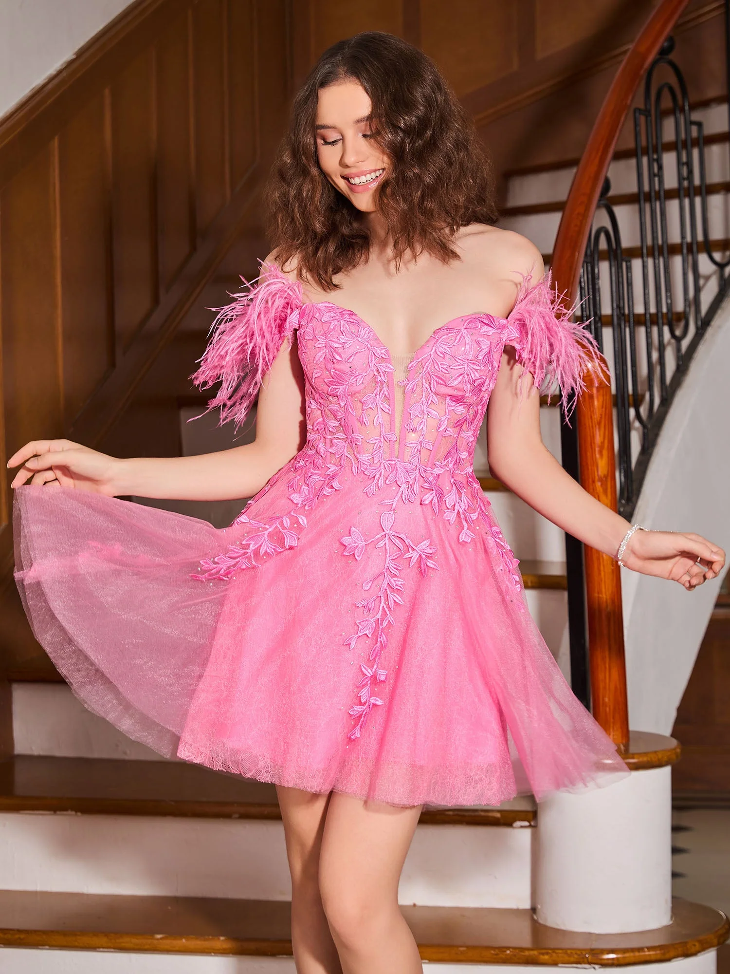 Schulterfreies Cocktailkleid mit Federnverzierung Azalee - Image 5