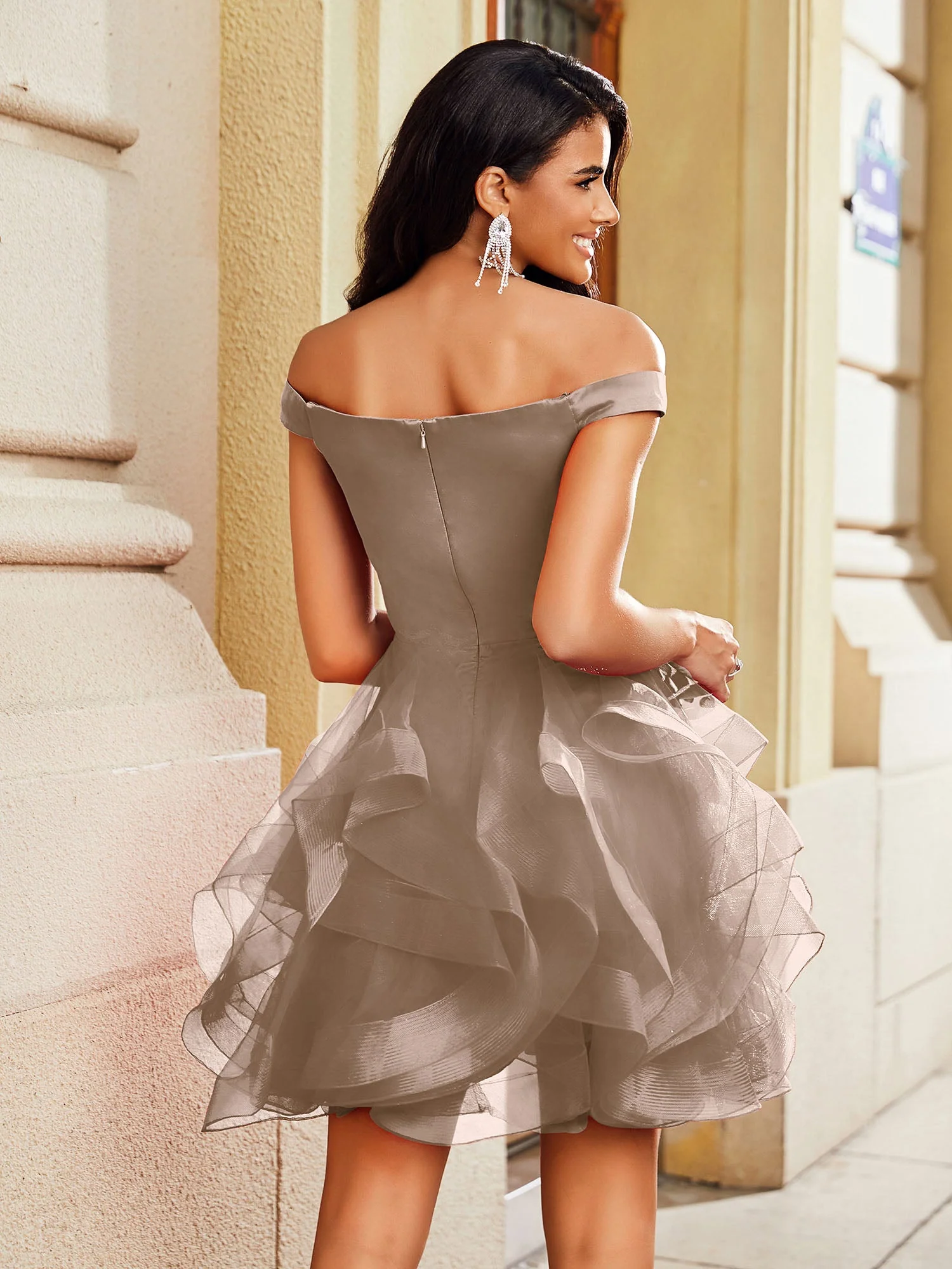 Schulterfreies Kurzes Rüschen Satin Cocktailkleid Taupe - Image 2