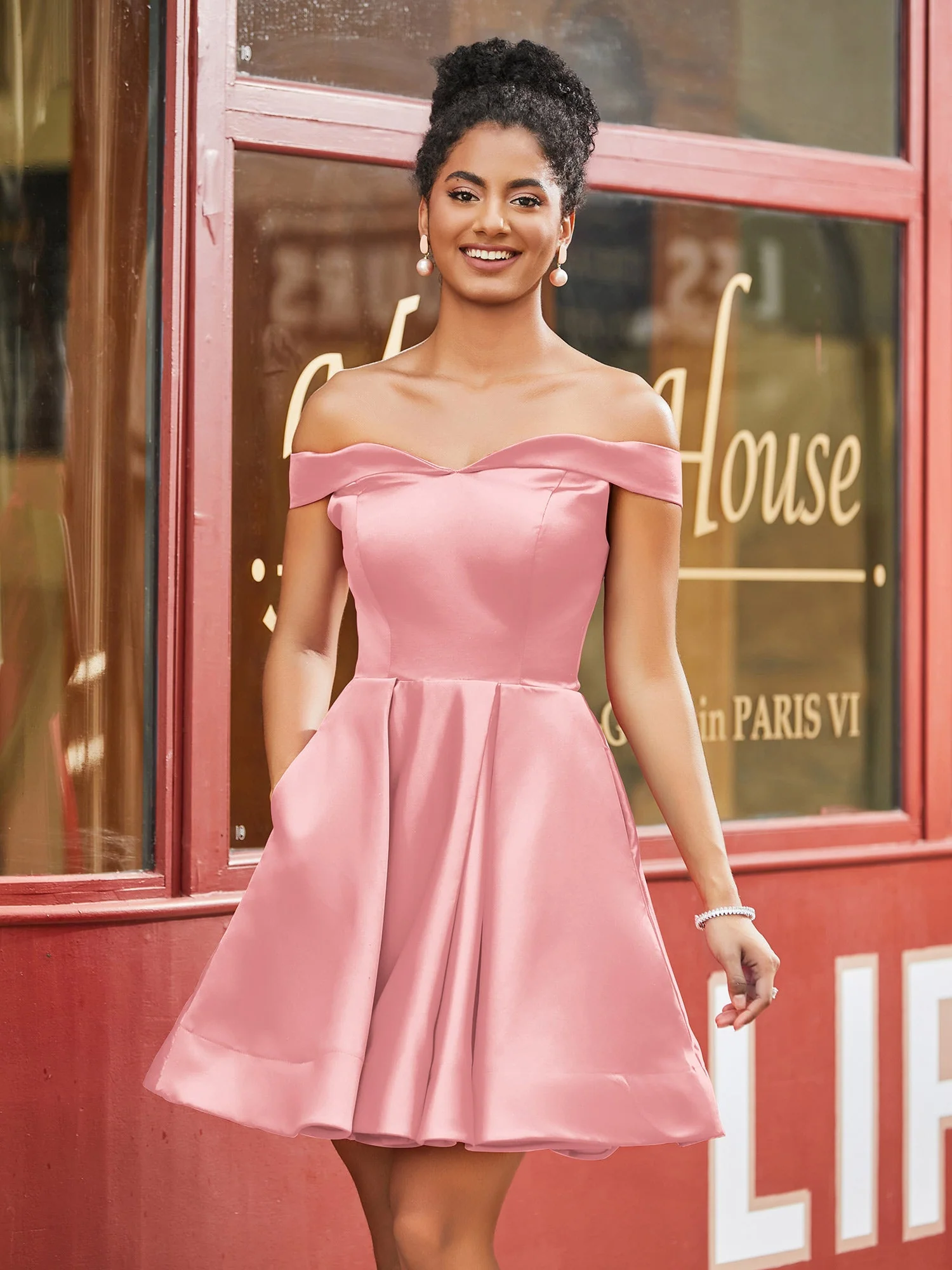 Schulterfreies Satin Heimkehrkleid mit Taschen Flamingo - Image 3