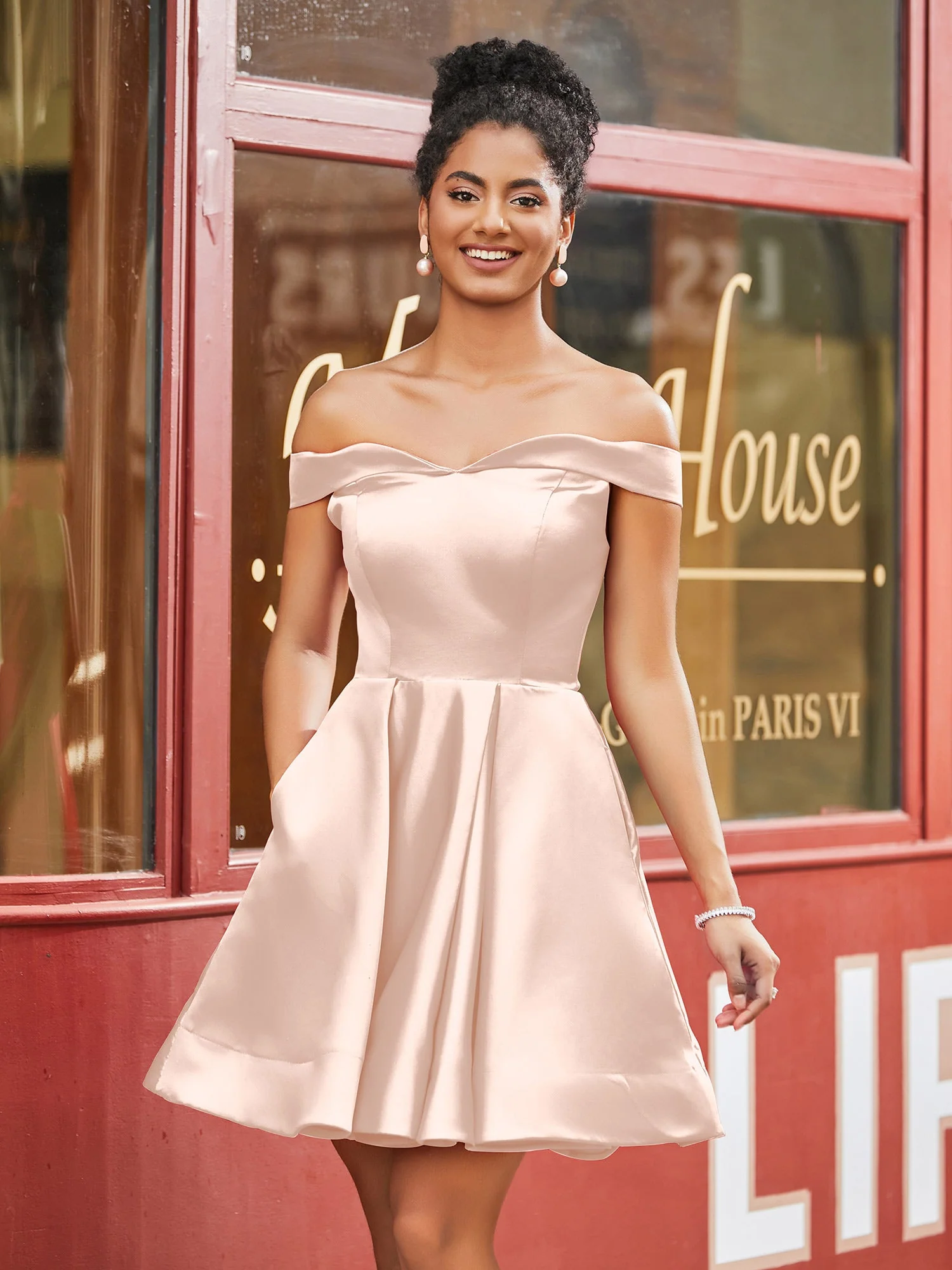 Schulterfreies Satin Heimkehrkleid mit Taschen Perlrosa - Image 3
