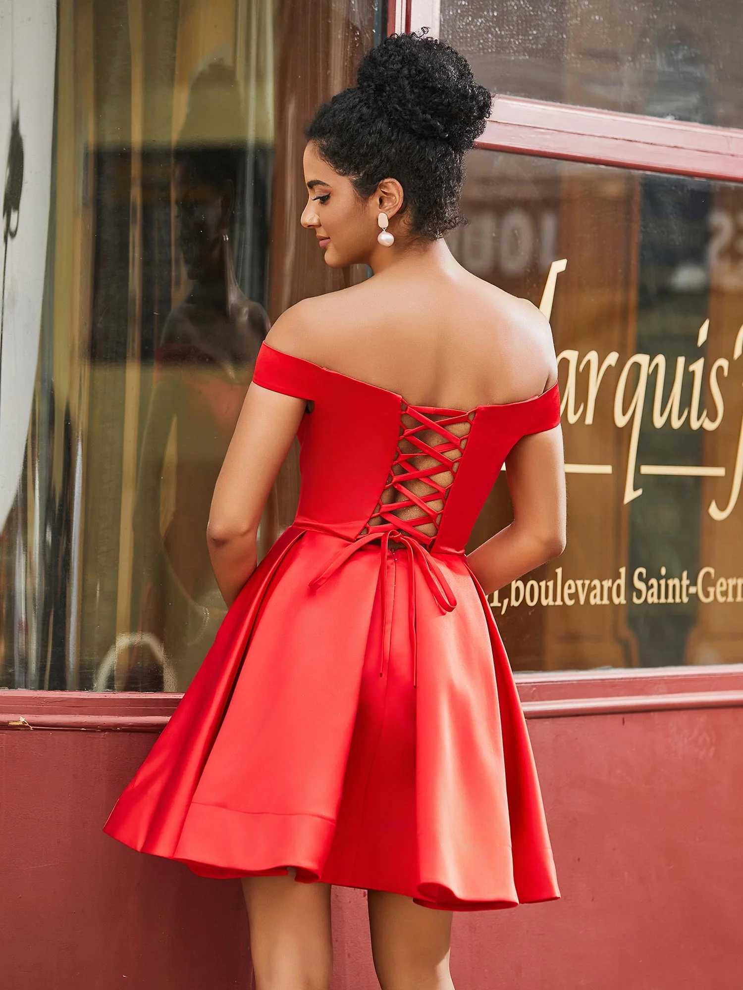 Schulterfreies Satin Heimkehrkleid mit Taschen Rot - Image 2