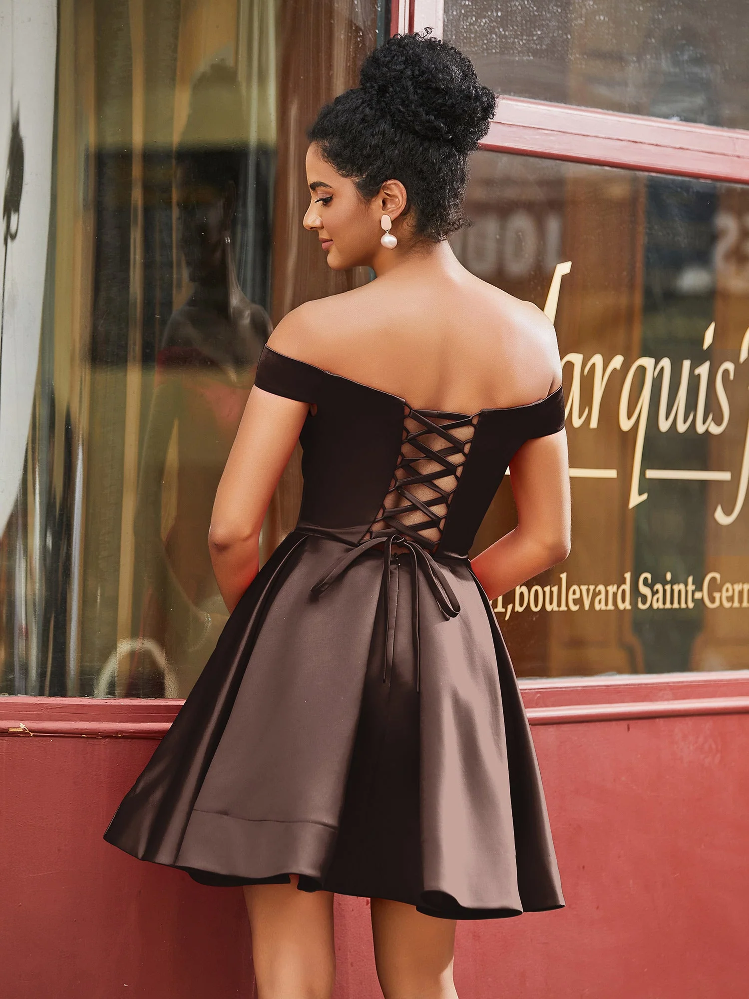 Schulterfreies Satin Heimkehrkleid mit Taschen Schokolade - Image 2