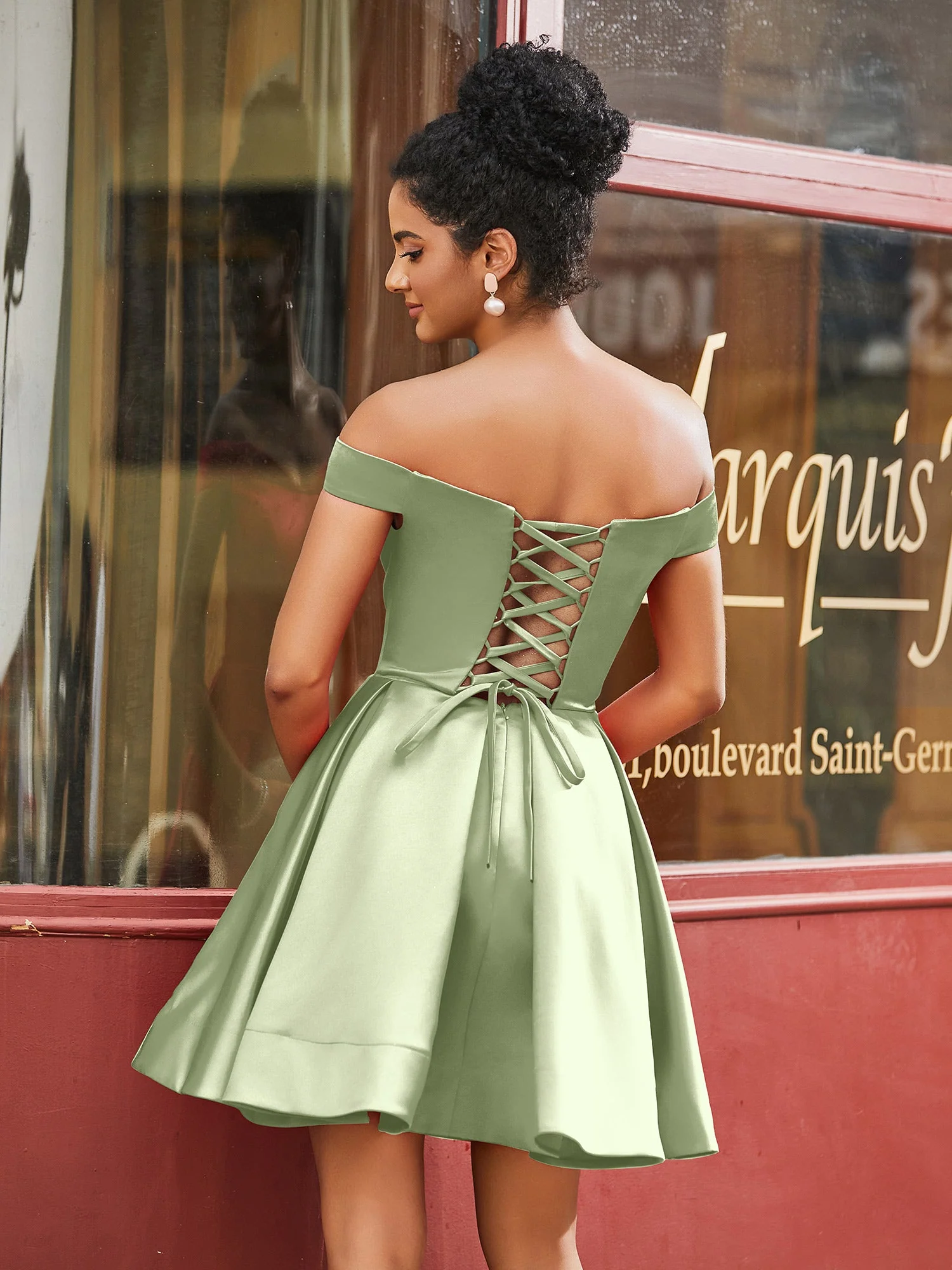 Schulterfreies Satin Heimkehrkleid mit Taschen Staubiges Salbei - Image 2