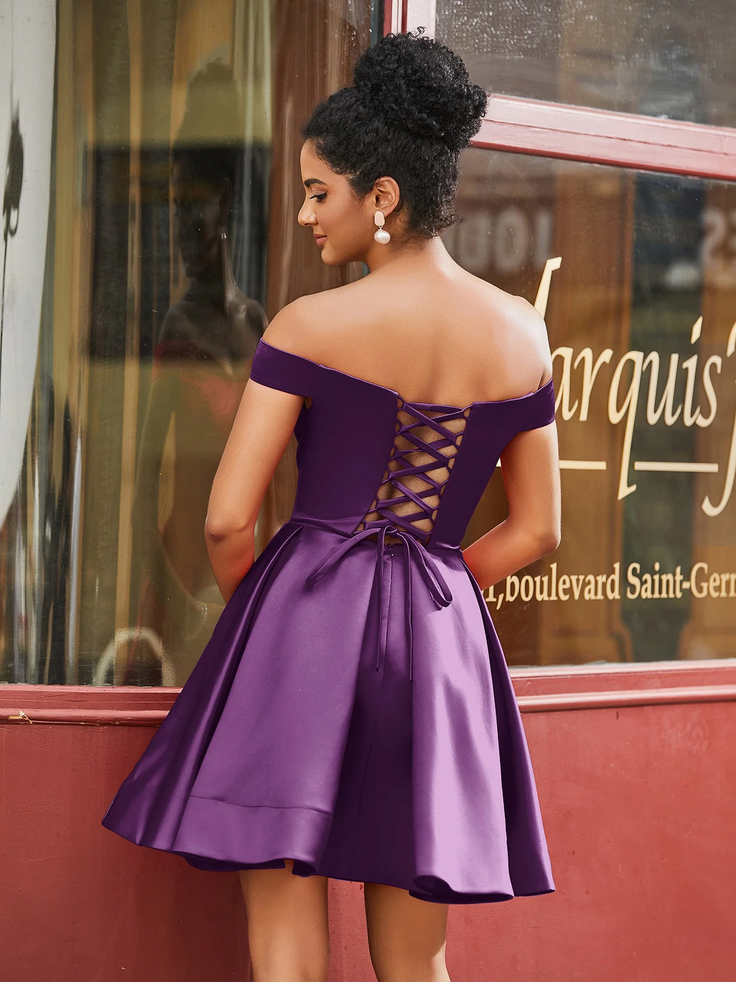 Schulterfreies Satin Heimkehrkleid mit Taschen Traube - Image 2