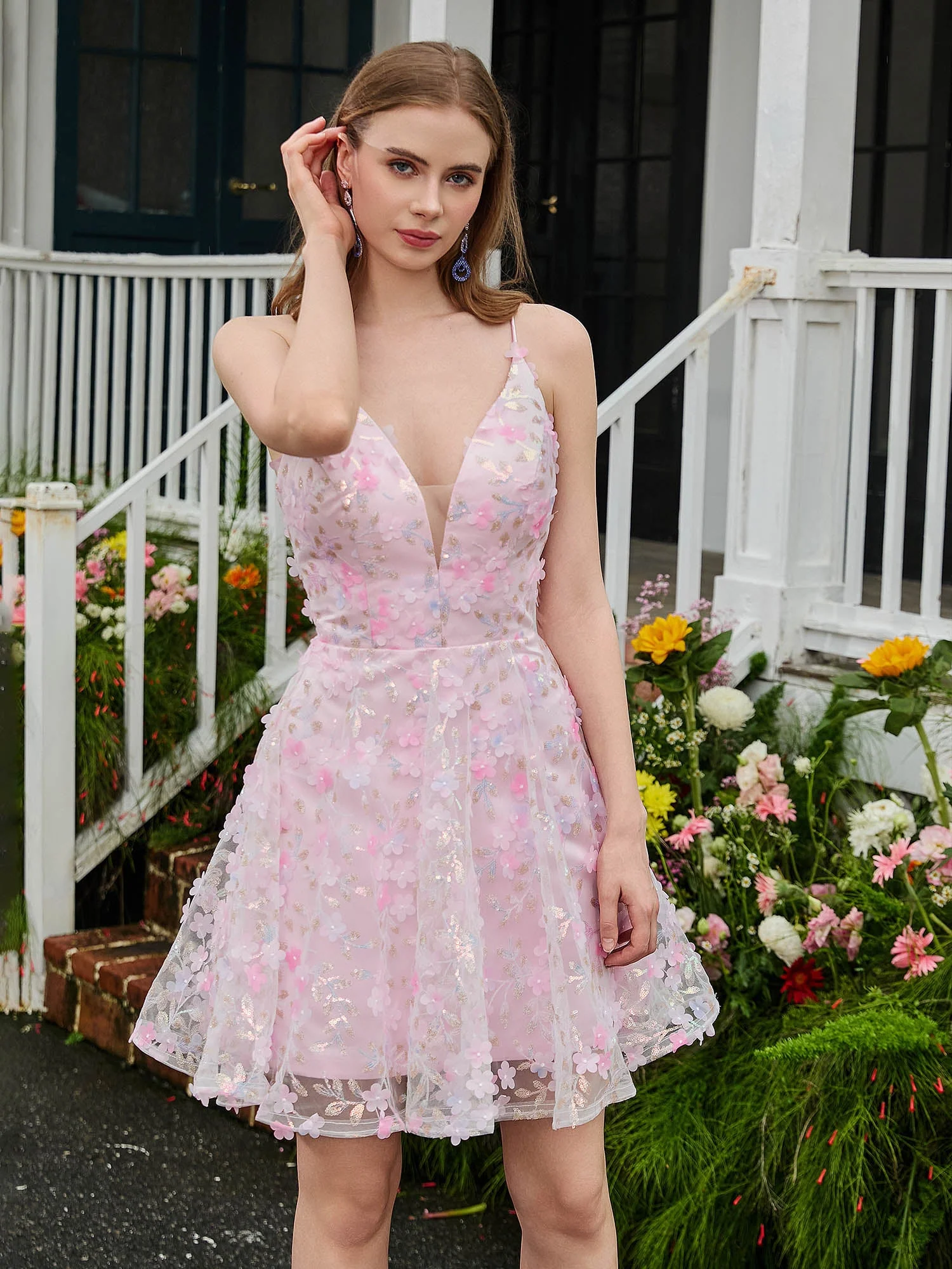 Tief ausgeschnittenes V-Ausschnitt Heimkehrkleid mit Blumenapplikationen Zartrosa