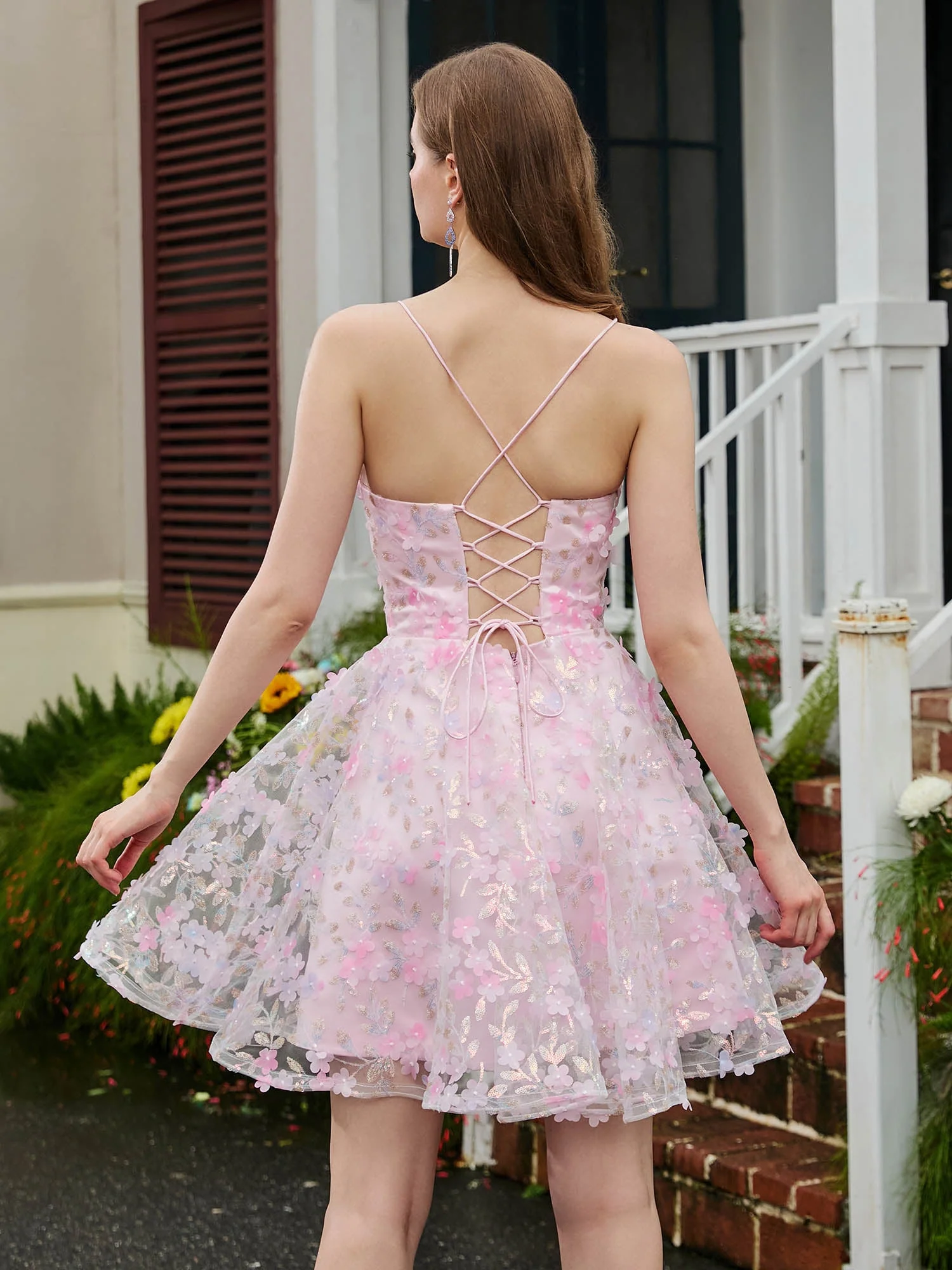 Tief ausgeschnittenes V-Ausschnitt Heimkehrkleid mit Blumenapplikationen Zartrosa - Image 2