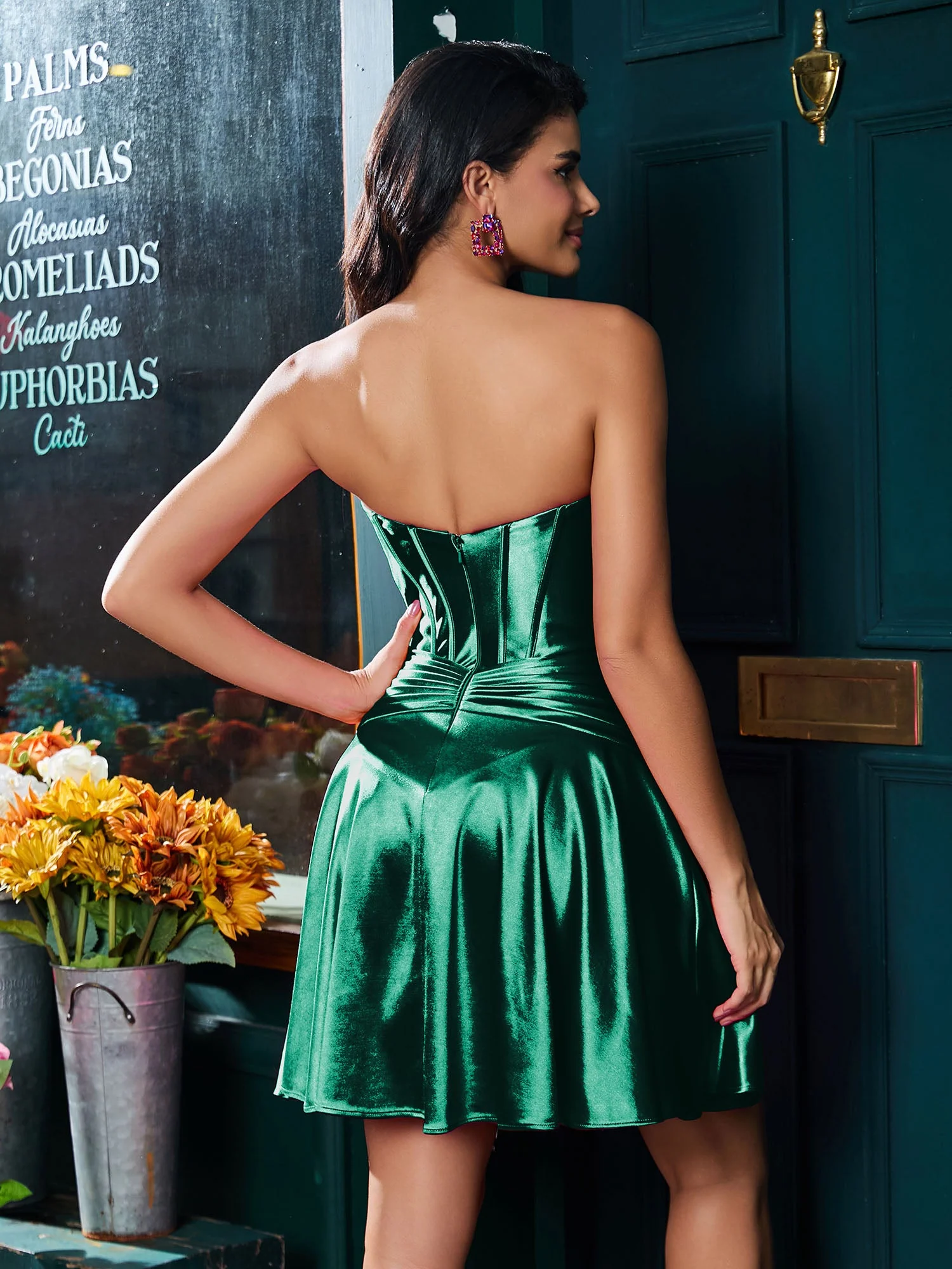 Trägerloses Kurzes Kleid Aus Stretch-Satin In A-Linie Mit Cut-Outs Dunkelgrün - Image 2