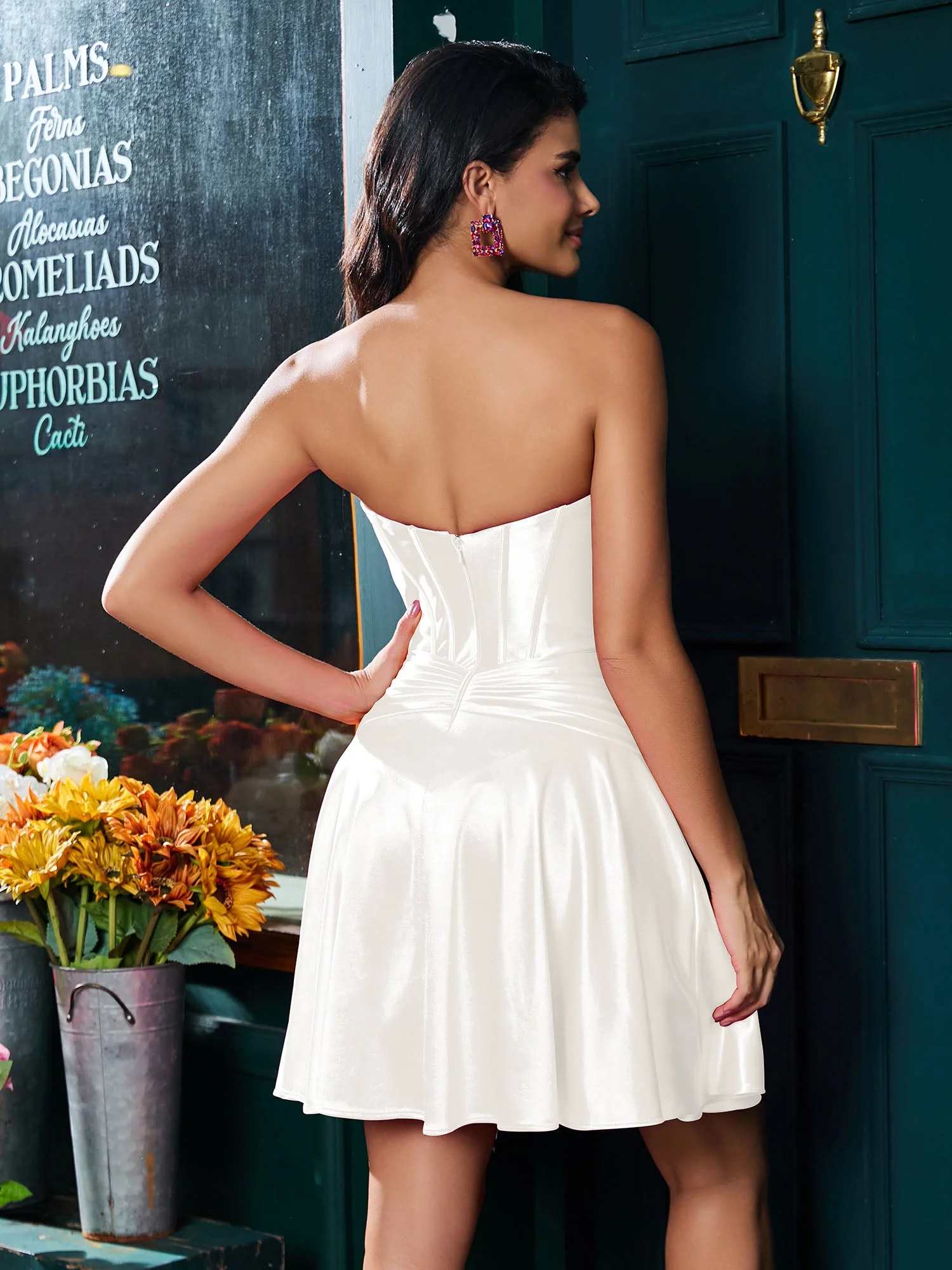 Trägerloses Kurzes Kleid Aus Stretch-Satin In A-Linie Mit Cut-Outs Elfenbein - Image 2