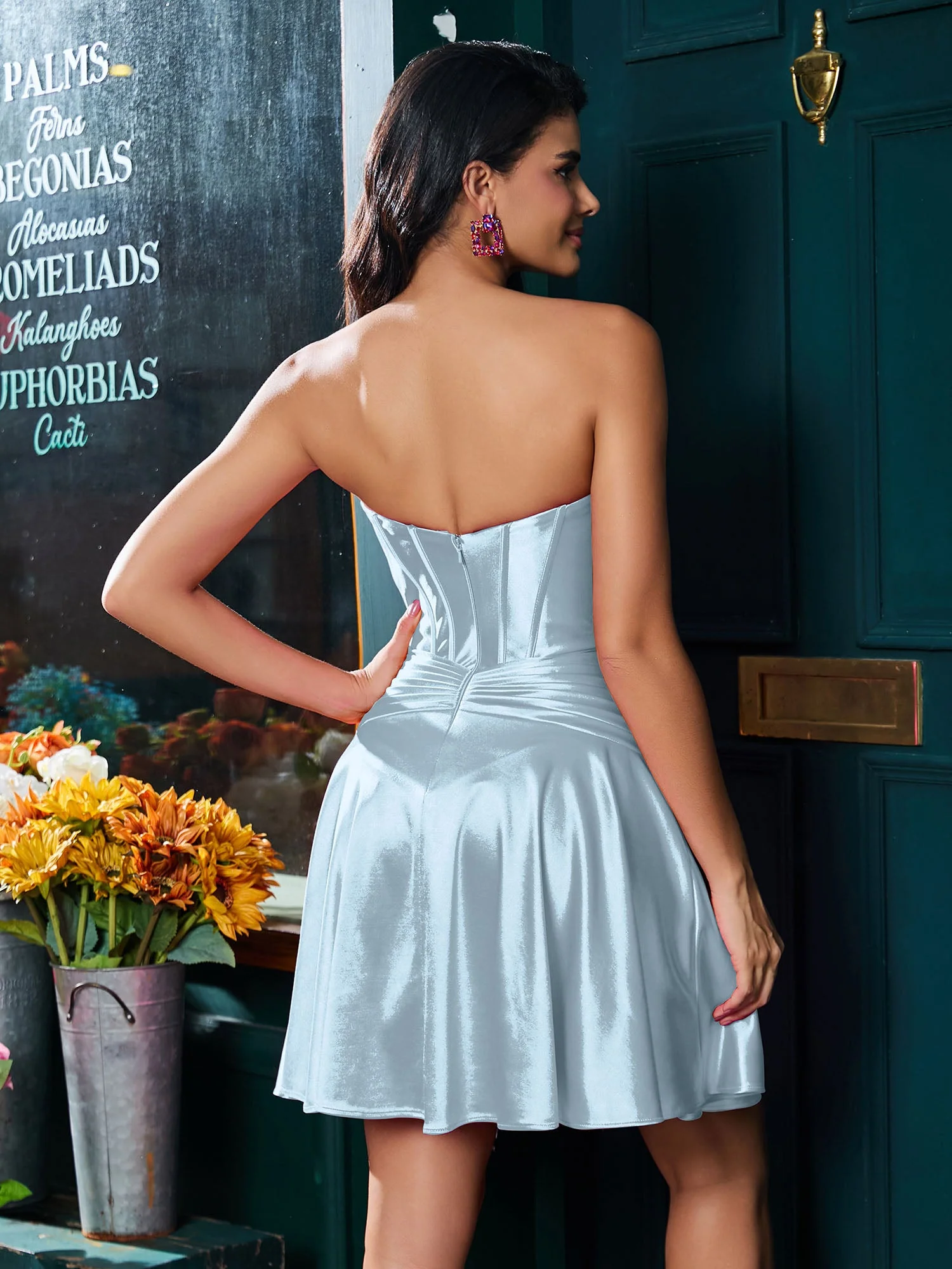 Trägerloses Kurzes Kleid Aus Stretch-Satin In A-Linie Mit Cut-Outs Staubiges Blau - Image 2