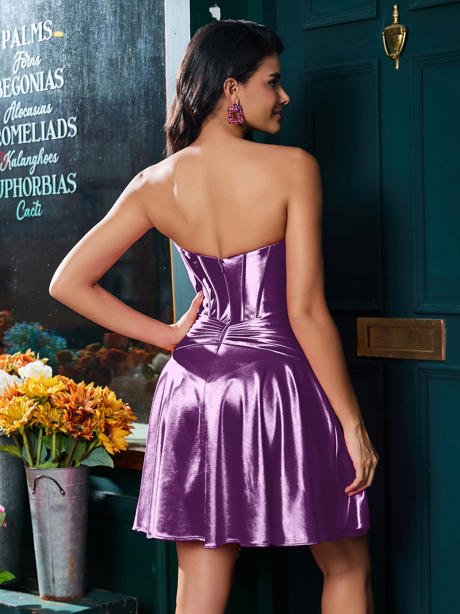Trägerloses Kurzes Kleid Aus Stretch-Satin In A-Linie Mit Cut-Outs Traube - Image 2