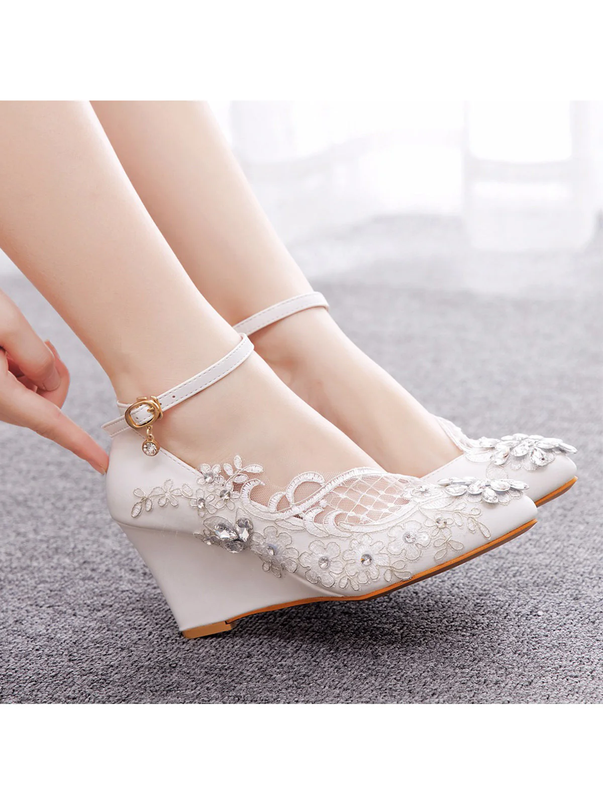 Weißer High Heel mit spitzer Spitze und Strass - Image 7